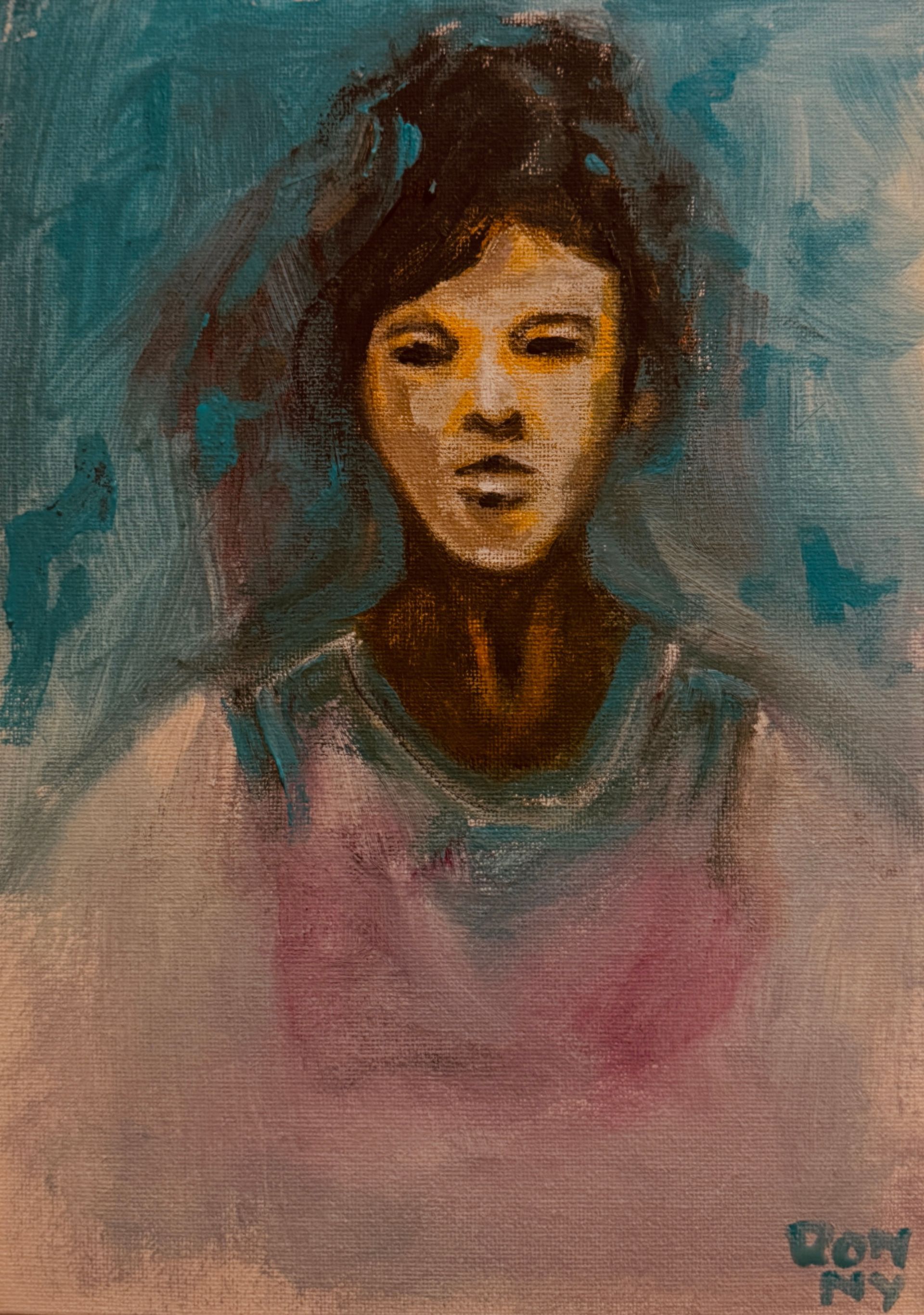 Abstract portret van een persoon met donker haar, warme gelaatstrekken en turquoise en roze penseelstreken op een gestructureerde achtergrond.