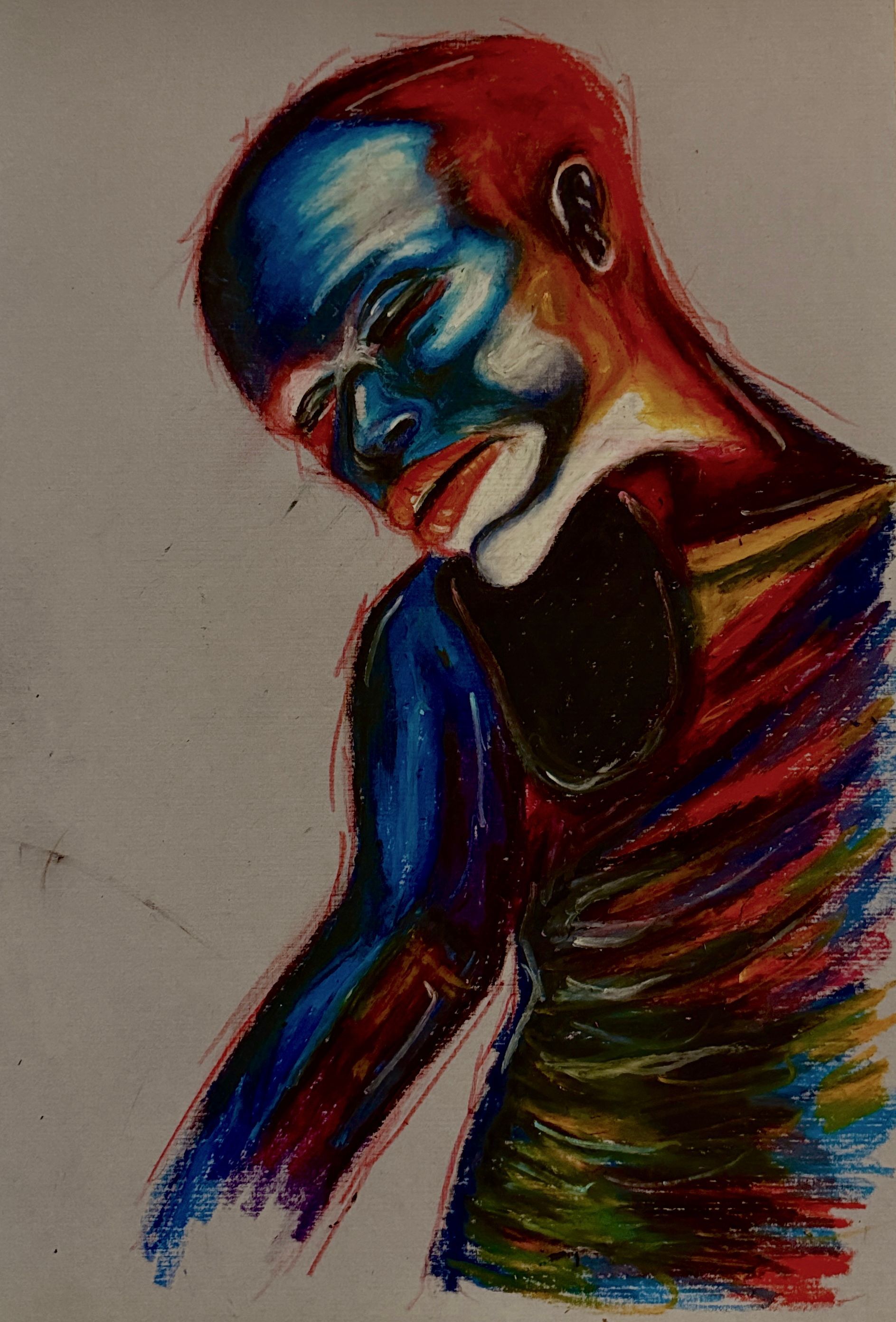 Abstract portret van een persoon in levendige blauwe, rode en gele tinten, met gebogen hoofd tegen een grijze achtergrond.