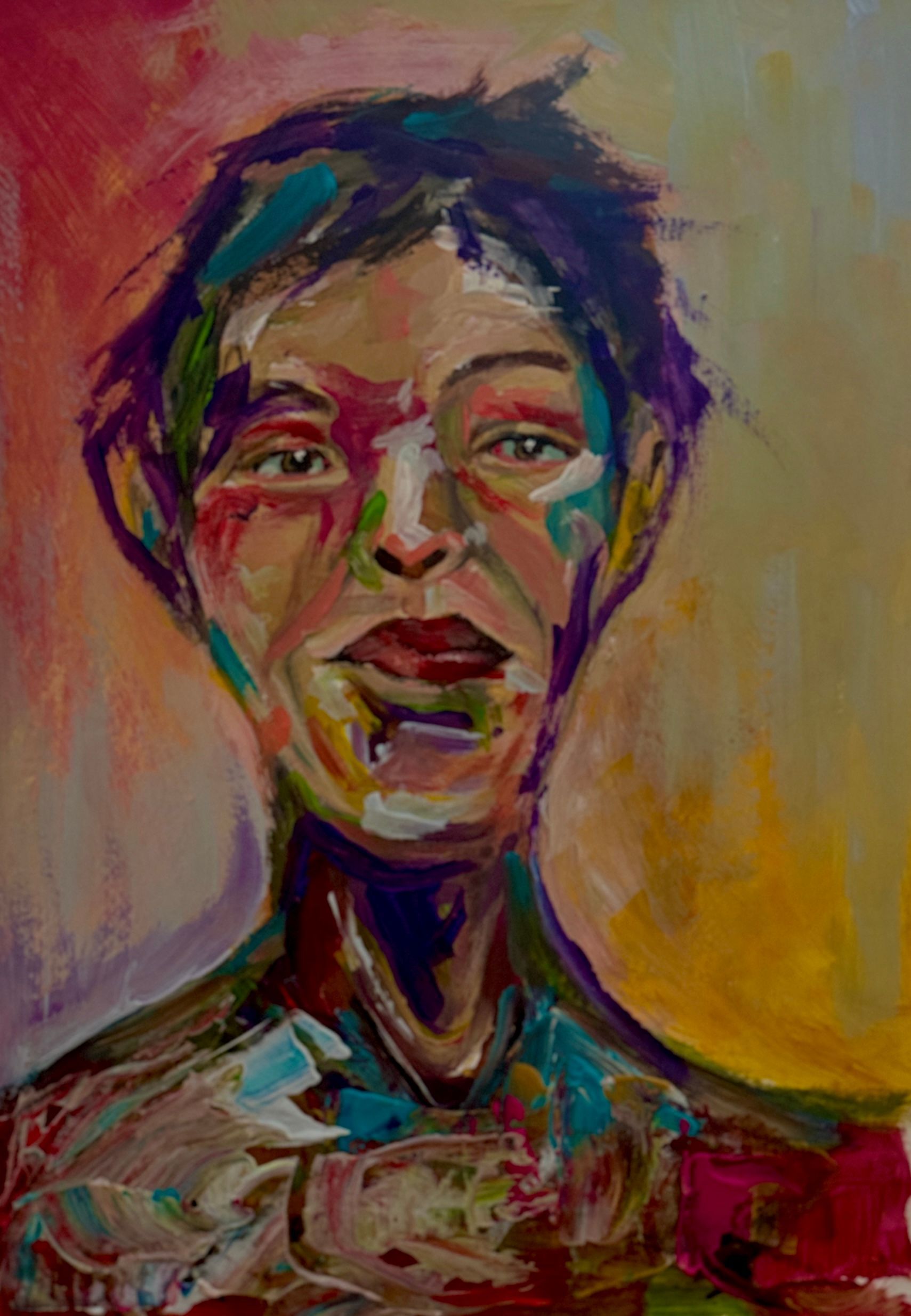 Kleurrijk abstract portret van een persoon met een open mond, geschilderd in felle rode, blauwe en gele tinten.