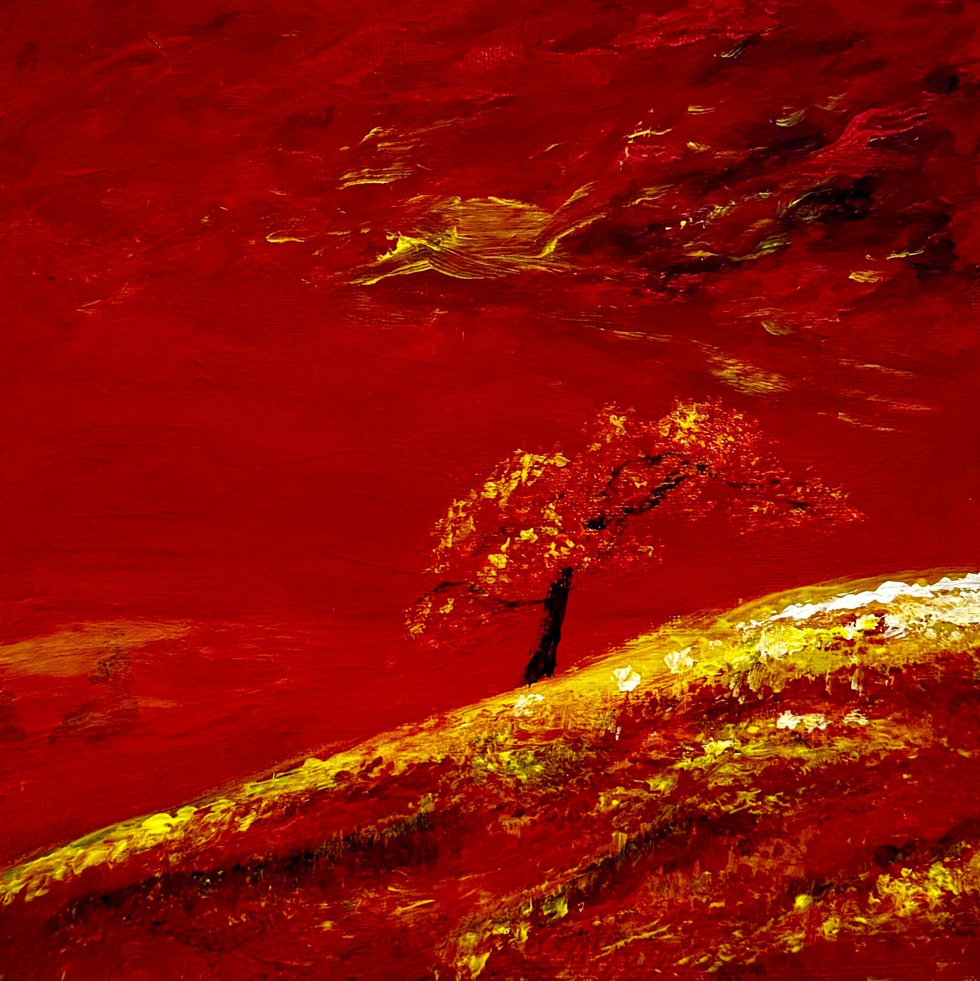 Abstract rood en goudkleurig landschap met een eenzame boom op een gloeiende heuvel.