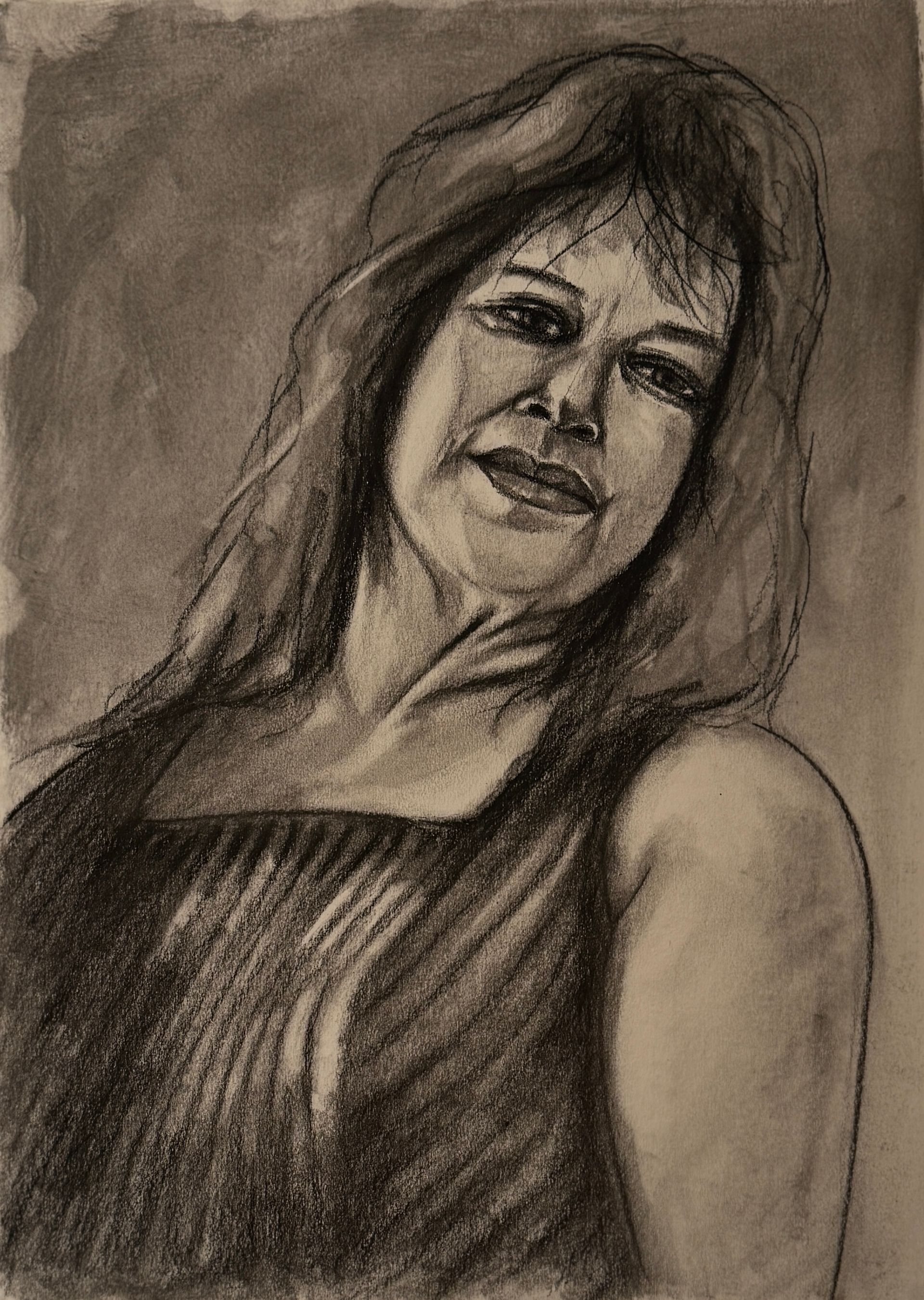 Houtskool portret van een vrouw in een donkere, mouwloze top, die met een peinzende uitdrukking iets opzij kijkt.