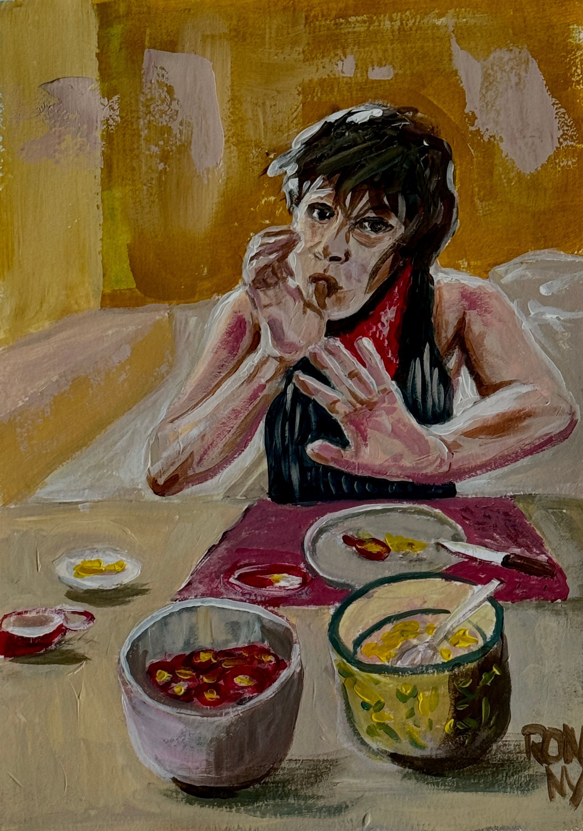 Vrouw zit aan een tafel met schalen vol eten en laat haar kin op haar hand rusten in een kamer met warme tinten.