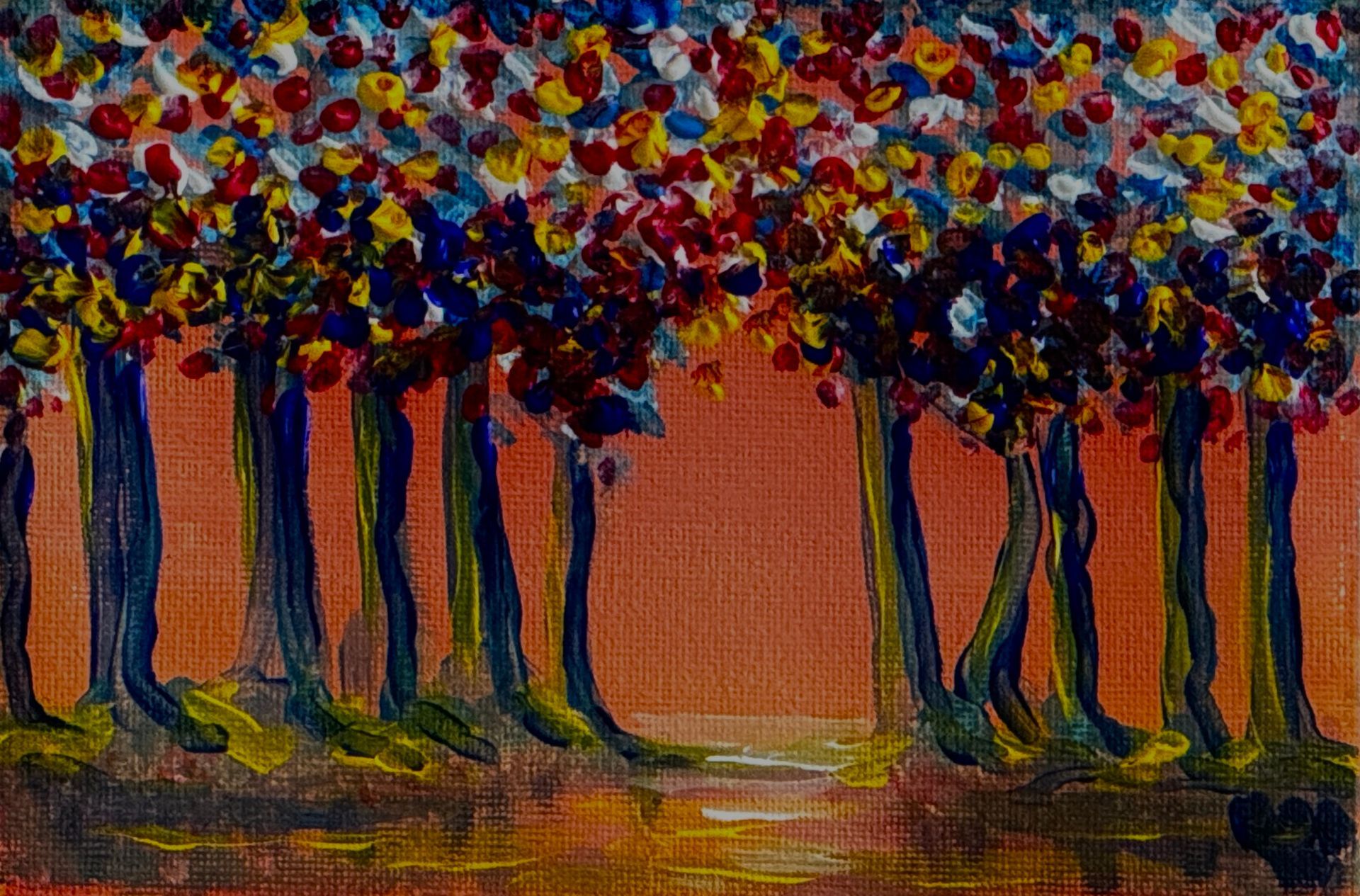 Abstracte schildering van een rij bomen met veelkleurig gebladerte en donkere stammen tegen een warme oranje achtergrond.