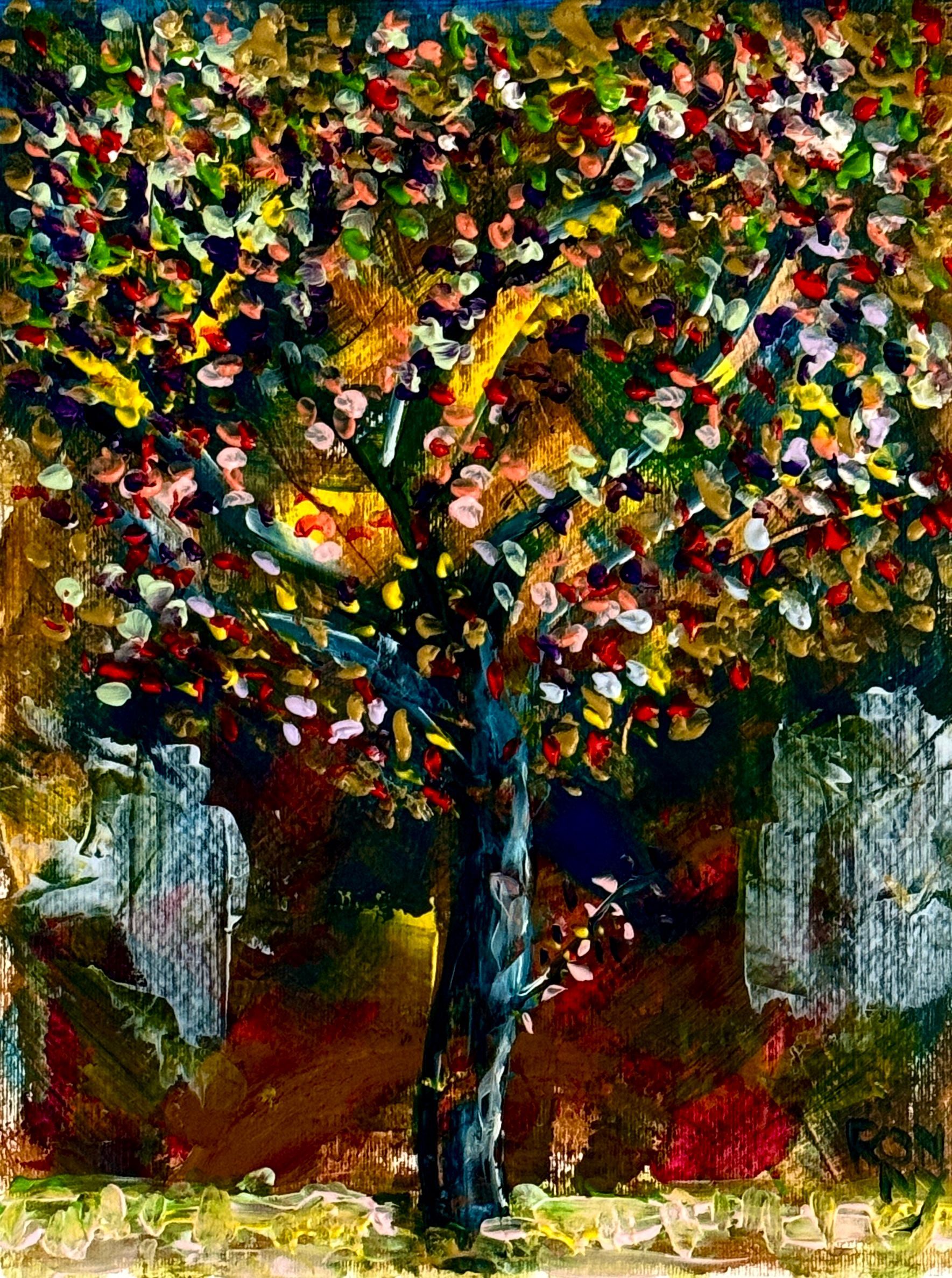 Abstracte schildering van een kleurrijke boom met dicht rood, geel en groen gebladerte tegen een donkere achtergrond.