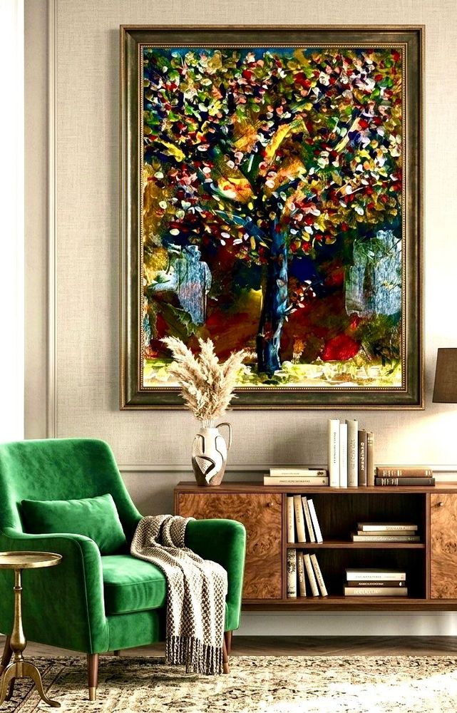 Groene fauteuil naast een houten console in een lichte kamer, met daarboven een groot, kleurrijk abstract schilderij van een boom.