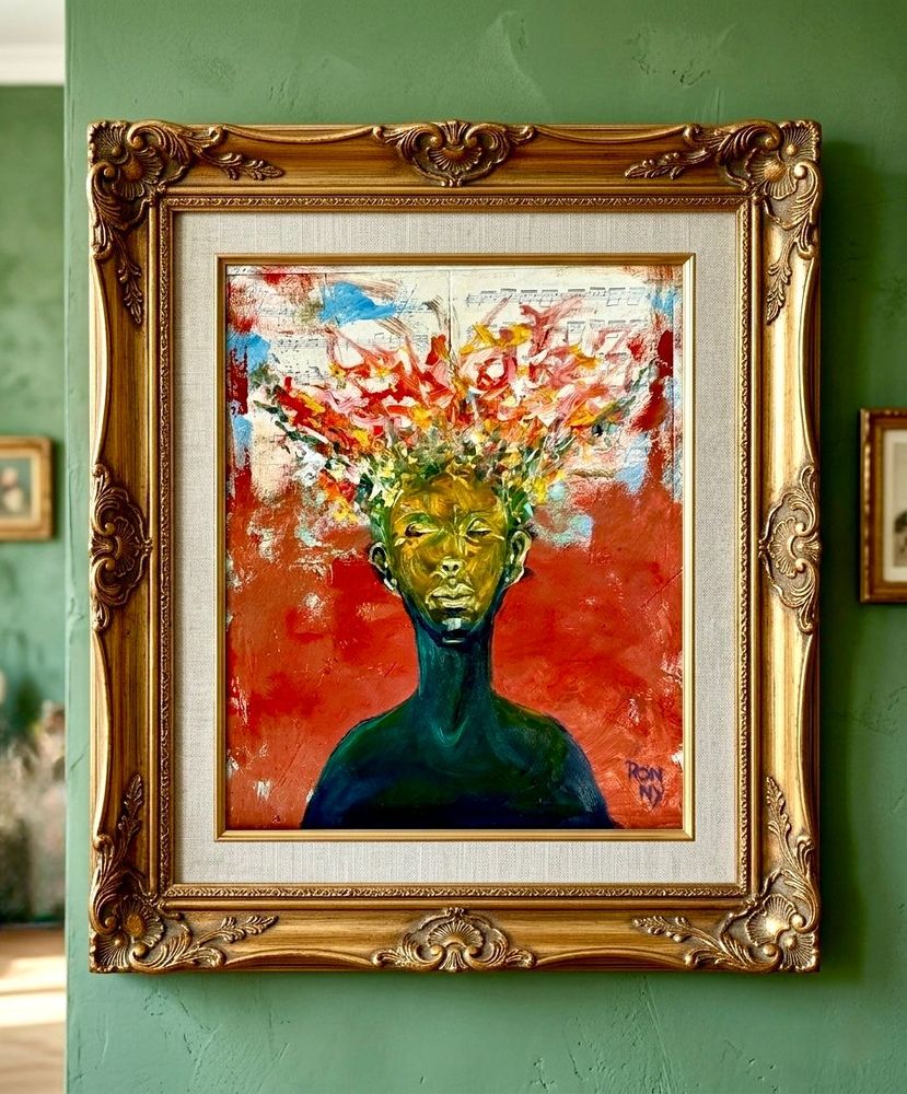 Abstract bloemenportret in een sierlijke gouden lijst tegen een groene muur, met een rode achtergrond en een donkere vaasvorm.