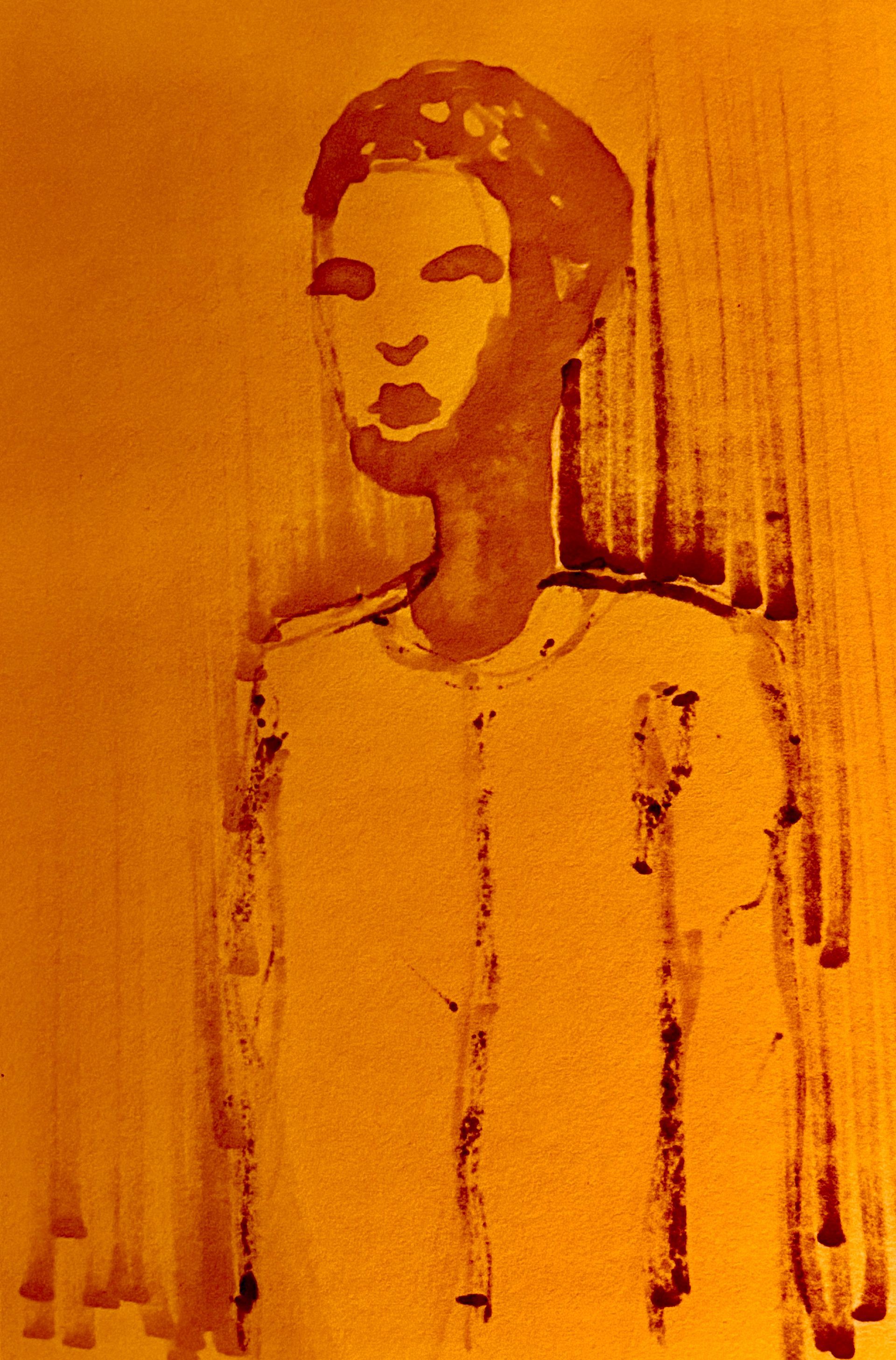 Sepia-getint portret van een staande figuur met een wazig gezicht en lichte kleding tegen een gestructureerde achtergrond.