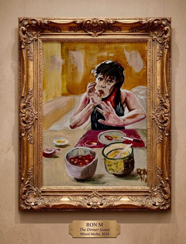 Ingelijst schilderij van een persoon aan een tafel met schalen vol rood en geel fruit, geplaatst aan de muur van een galerie.