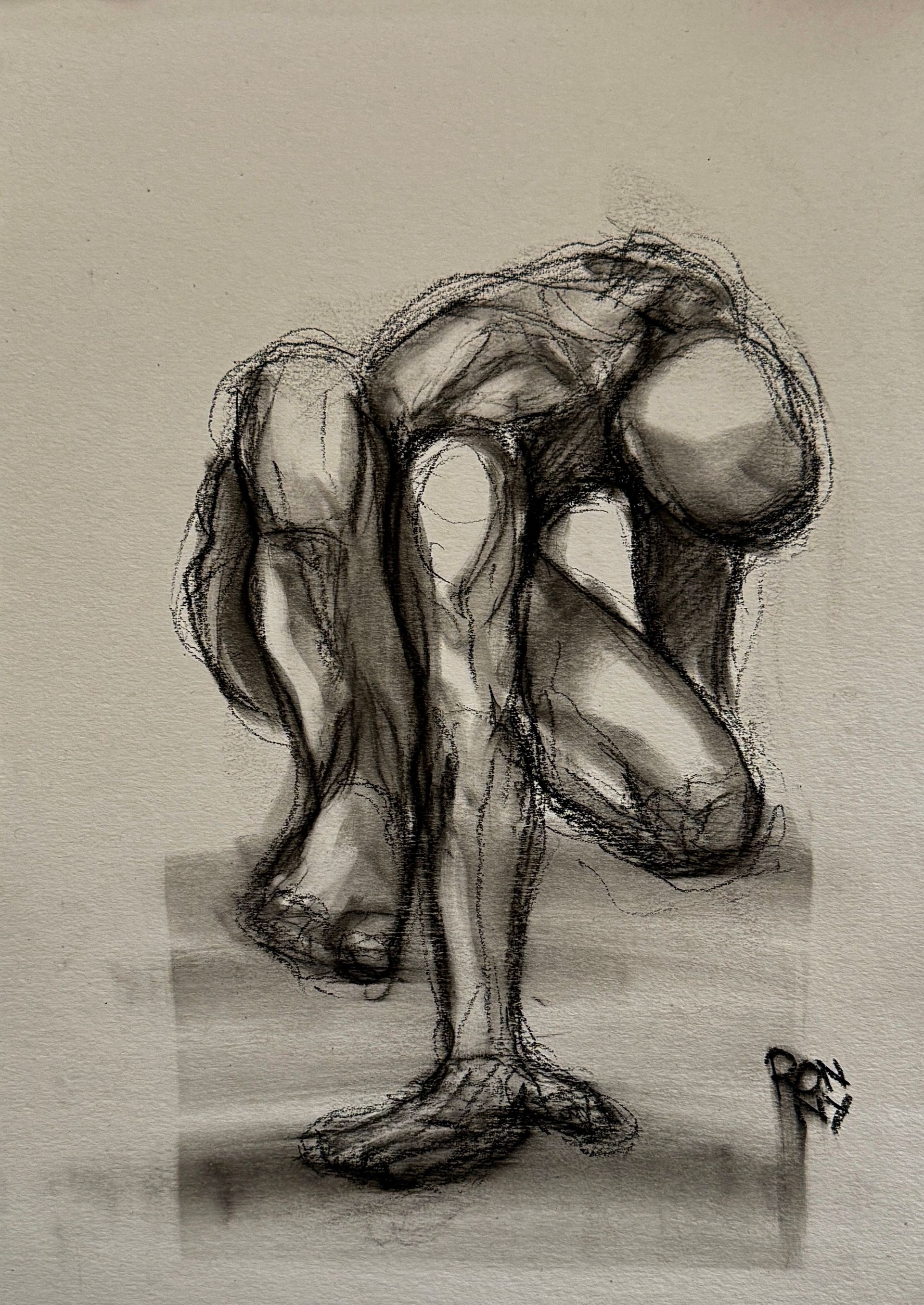 Abstracte schets van een gebogen figuur met gekromde ledematen, uitgevoerd met donker potlood op beige papier.