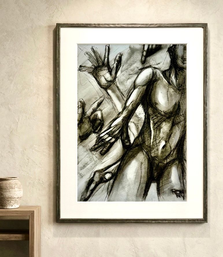 Ingelijste monochrome abstracte tekening van ineengestrengelde mensfiguren aan de muur boven een houten plank.