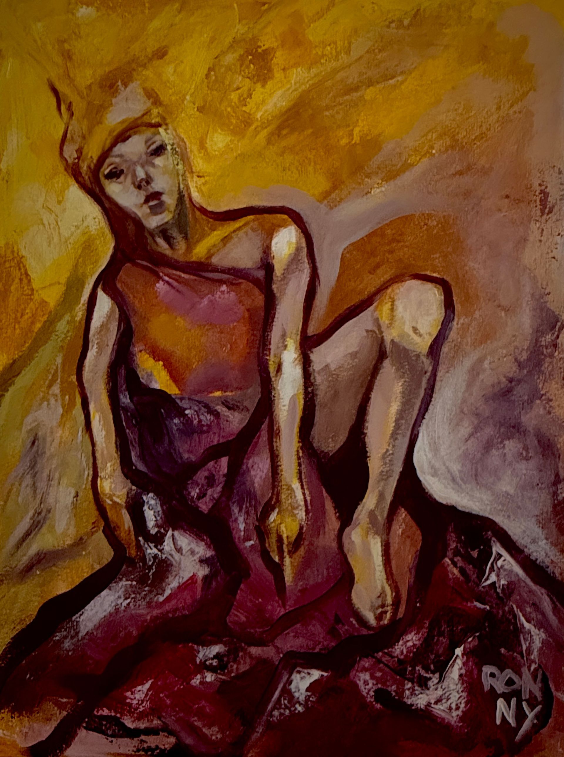 Abstract schilderij van een zittende figuur in rode en gouden tinten tegen een warme gele achtergrond.