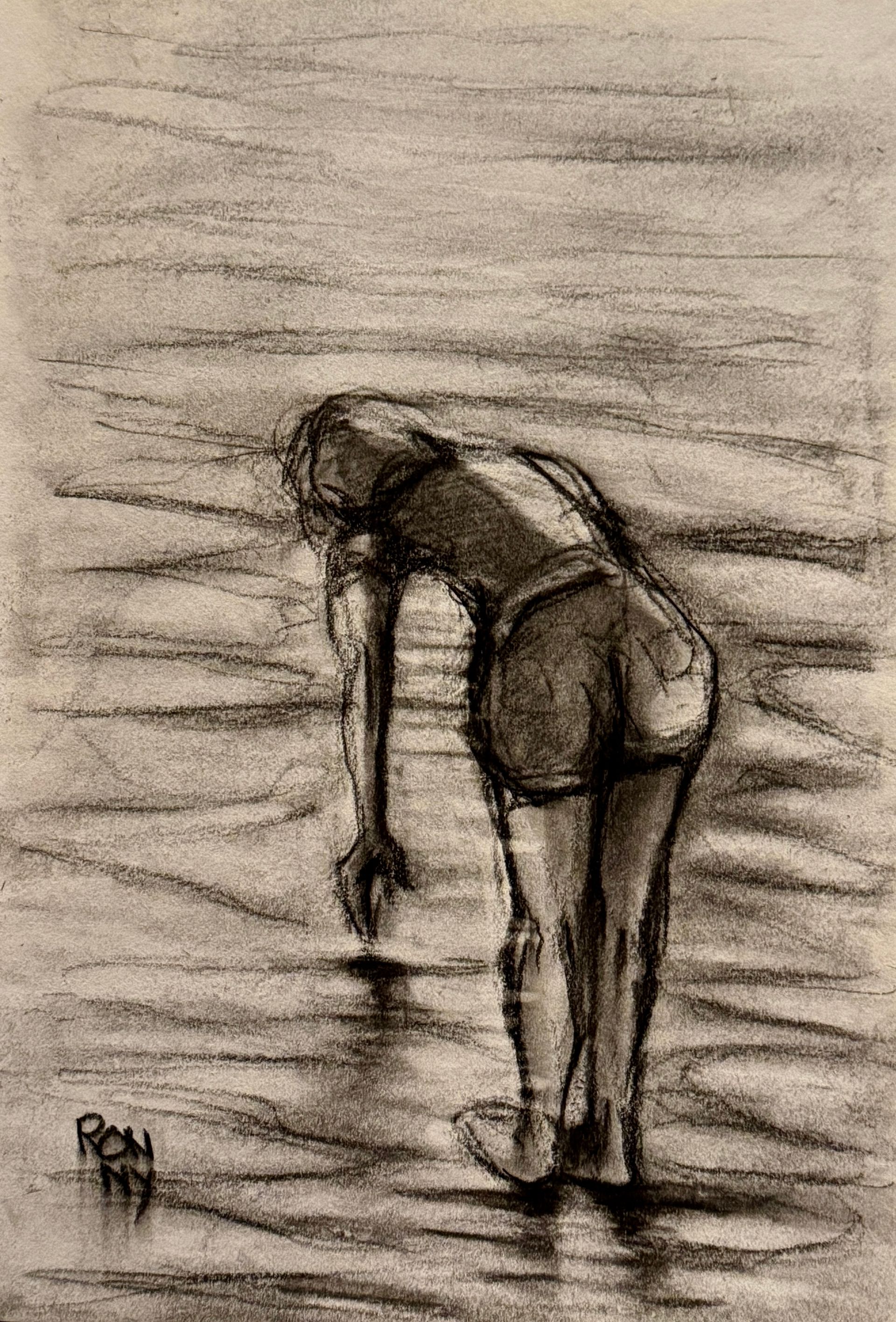 Houtskooltekening van een voorovergebogen persoon die op een strand staat, weerspiegeld in het rimpelende water.