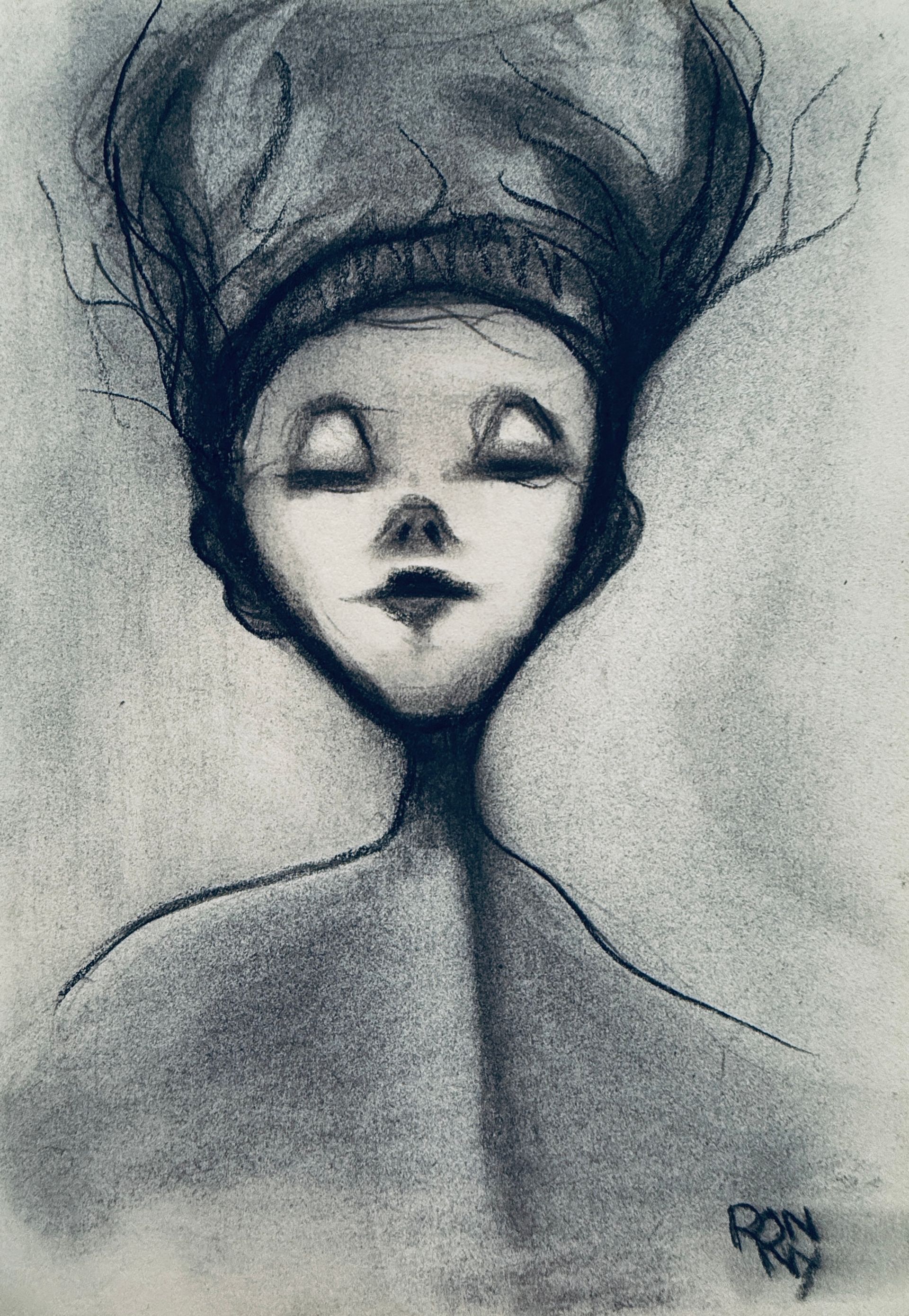 Monochroom schets van een surrealistisch gezicht met gesloten ogen, donker, golvend haar en een lange, slanke nek.
