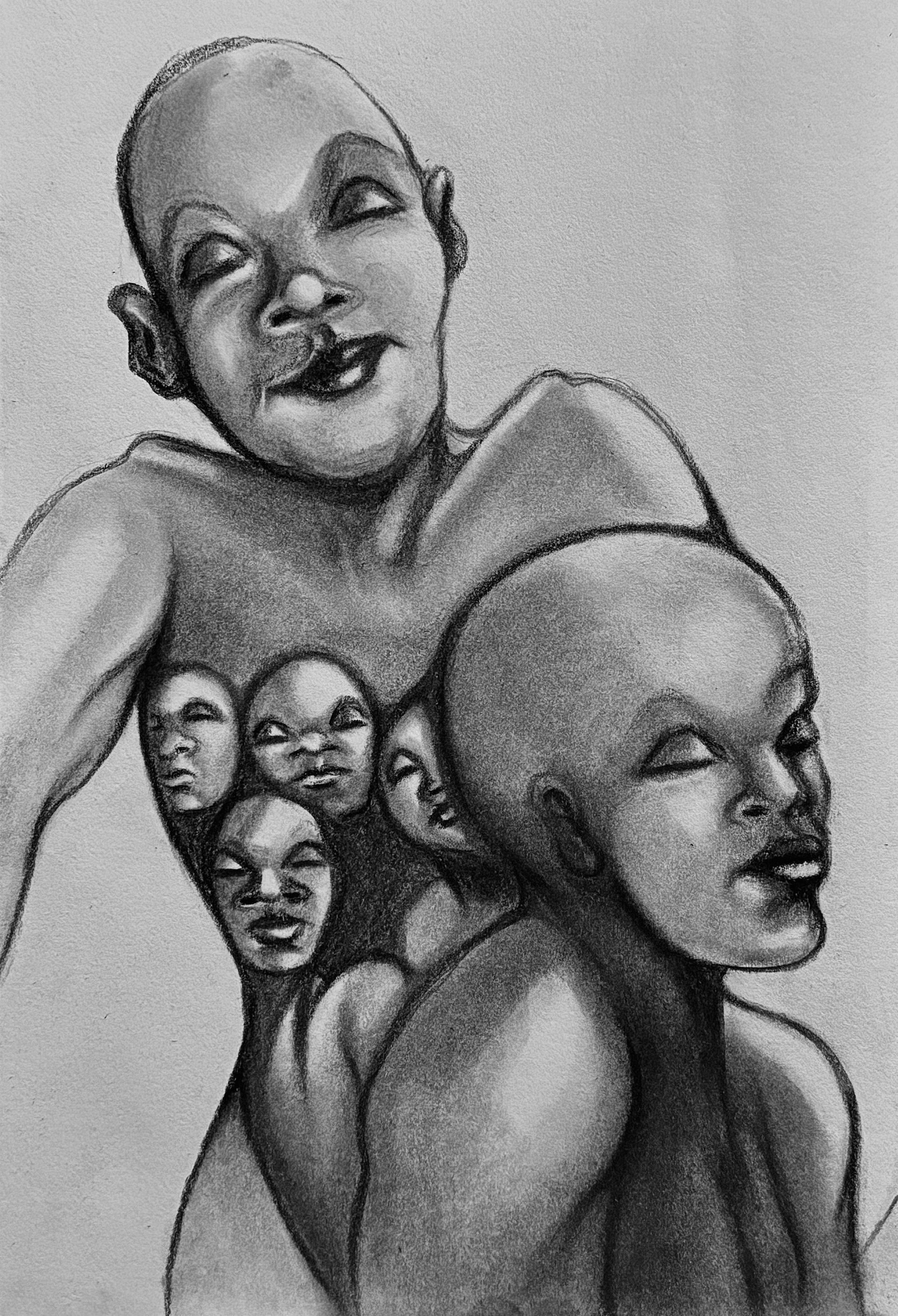 Abstracte houtskooltekening van meerdere vervormde menselijke gezichten en torso's, samengeclusterd op een grijze achtergrond.