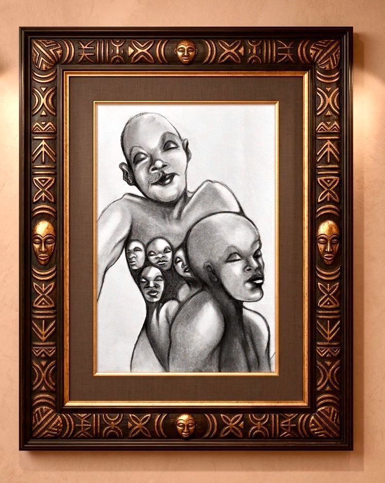Ingelijste monochrome tekening van drie vervormde gezichten op een beige muur
