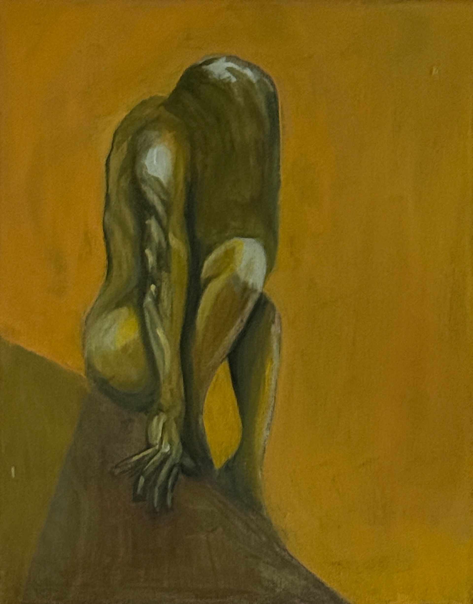 Abstract schilderij van een zittende naaktfiguur in gedempte groene en bruine tinten op een mosterdgele achtergrond.