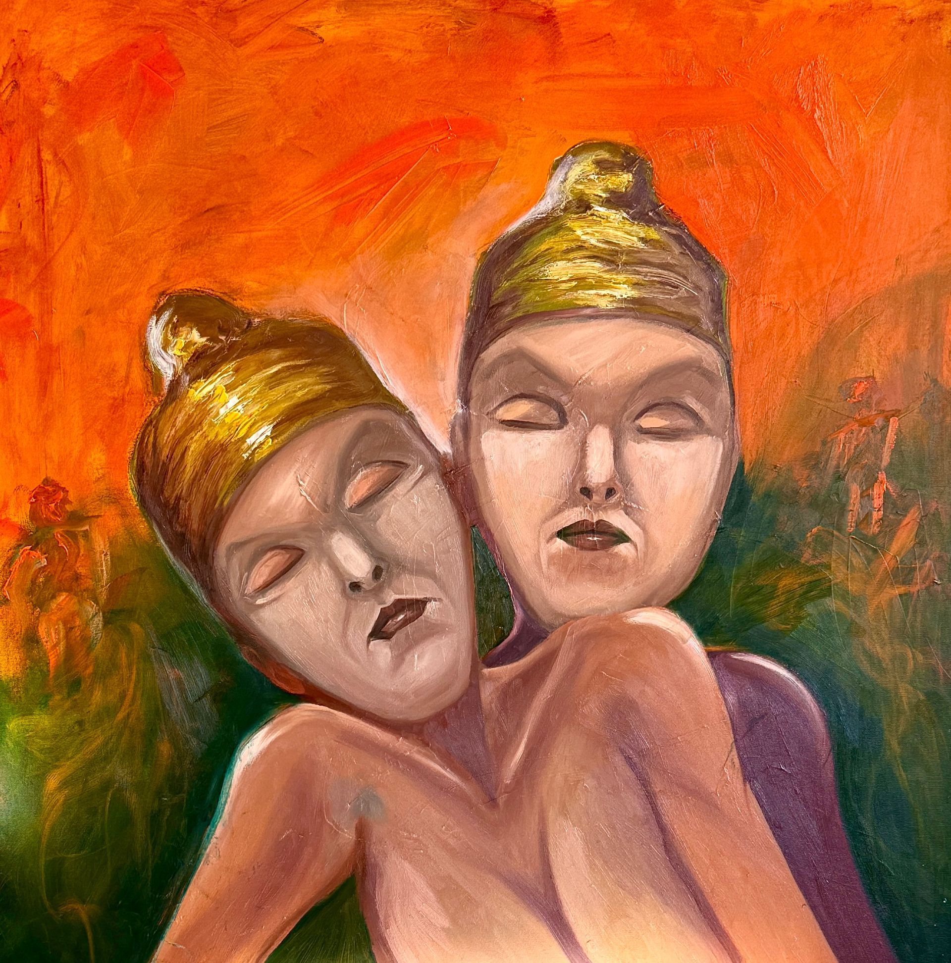 Twee serene, beschilderde figuren met gouden hoofddoeken tegen een levendige oranje en groene achtergrond.