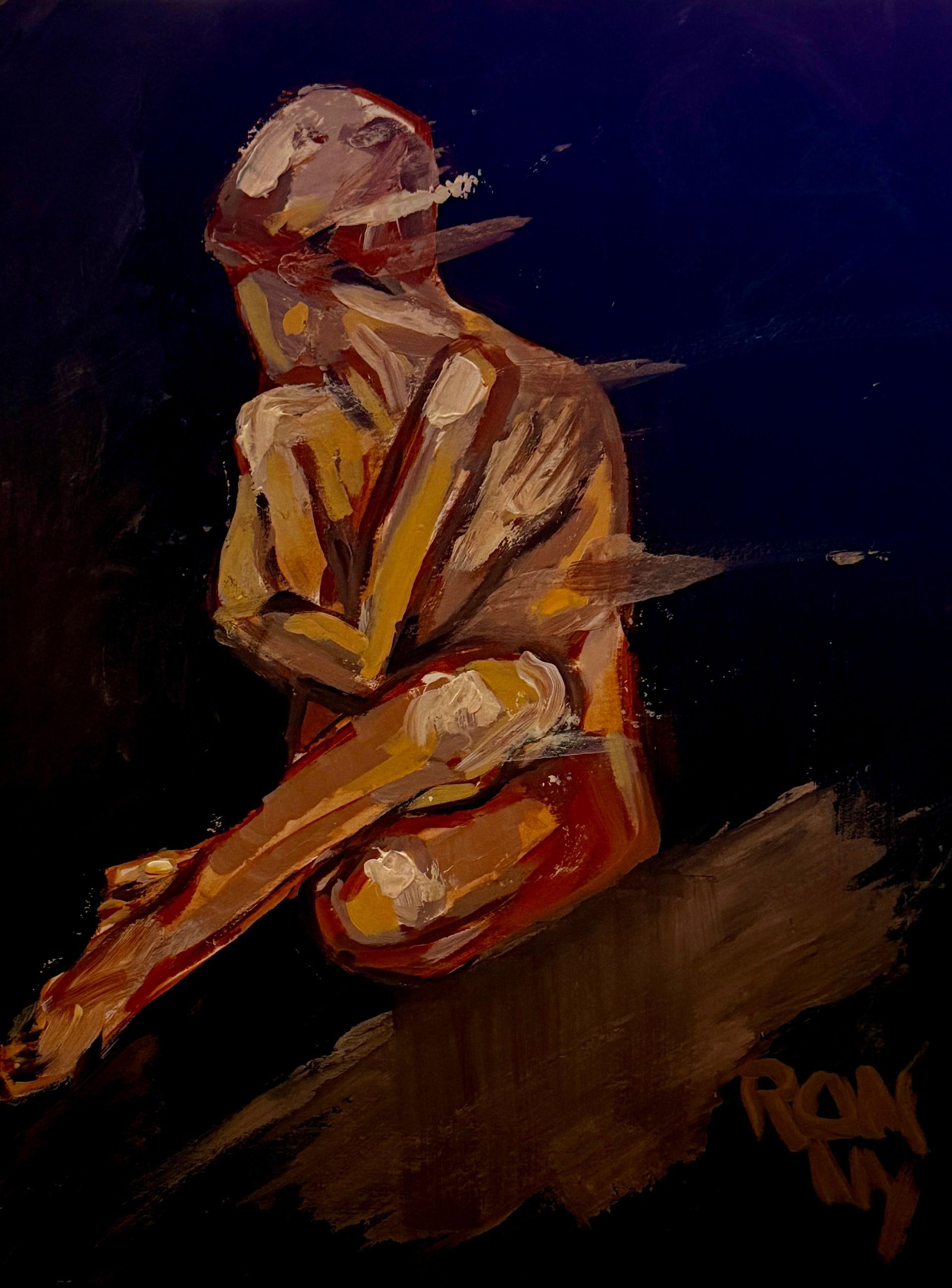 Abstract schilderij van een zittende figuur in warme oranje tinten tegen een donkerblauwe achtergrond.