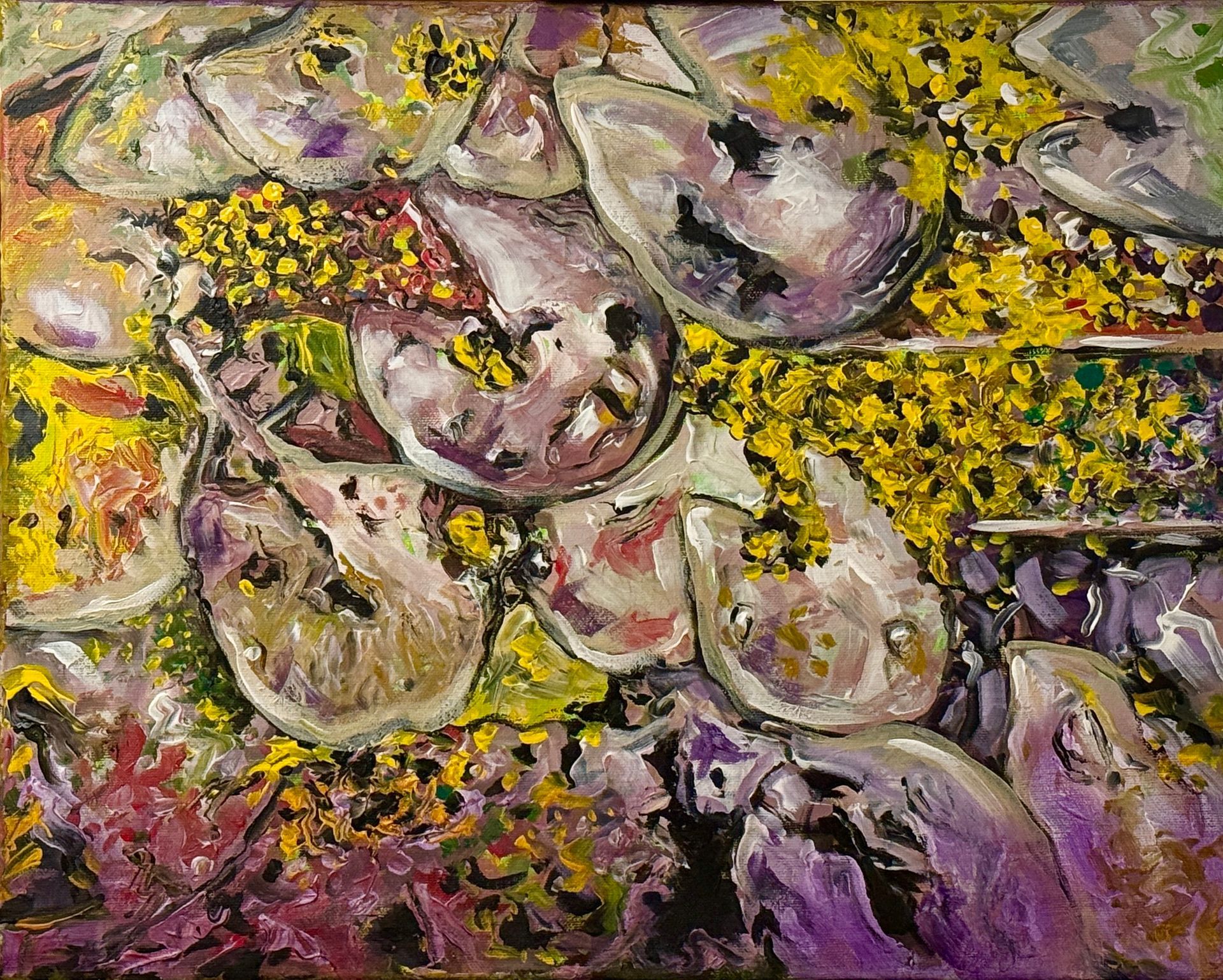 Abstracte schildering van meerdere bleke vissen op een geel, paars en roze gestructureerde achtergrond.