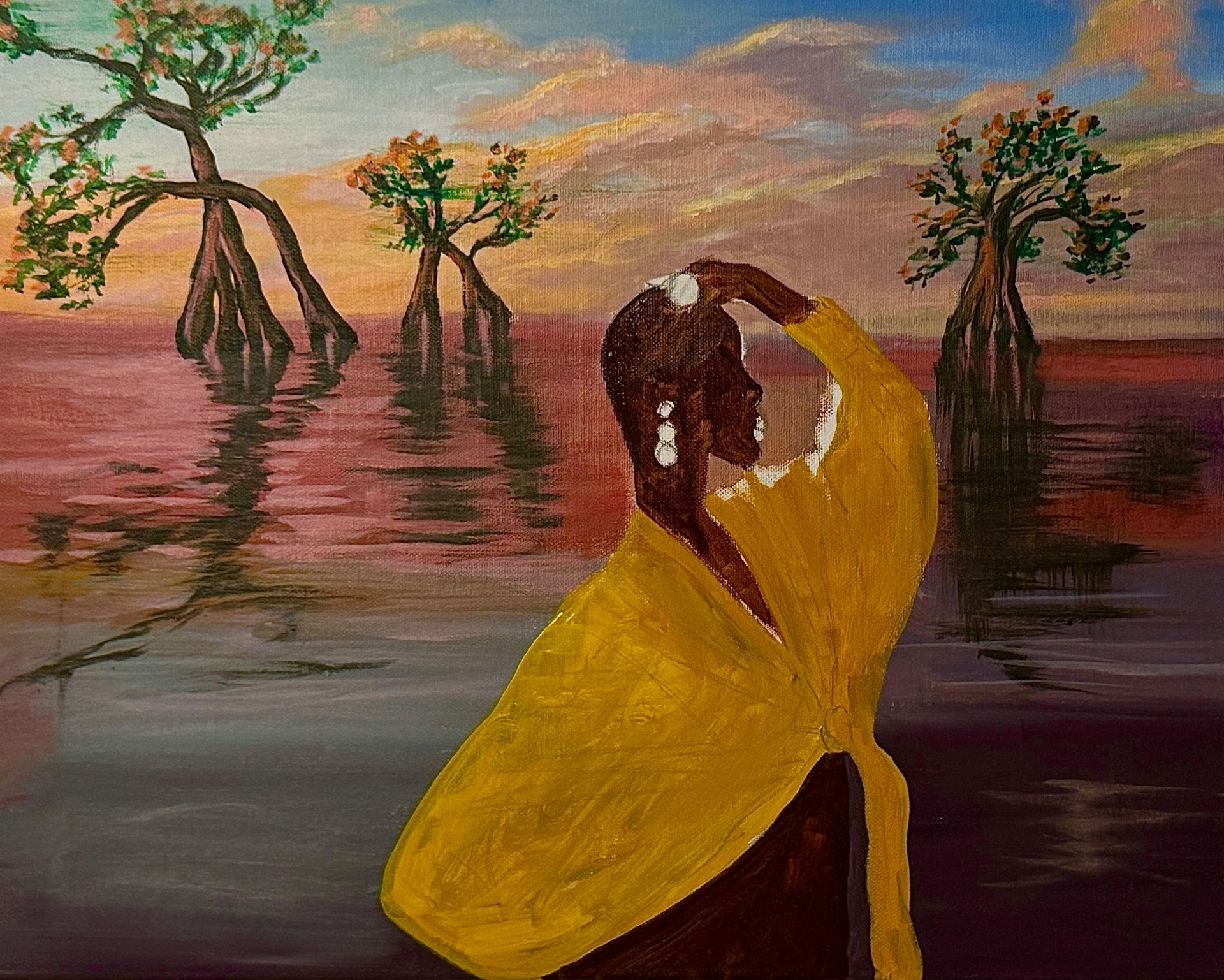 Een persoon in een geel gewaad staat bij een spiegelend moerasgebied met mangrovebomen tijdens zonsondergang.