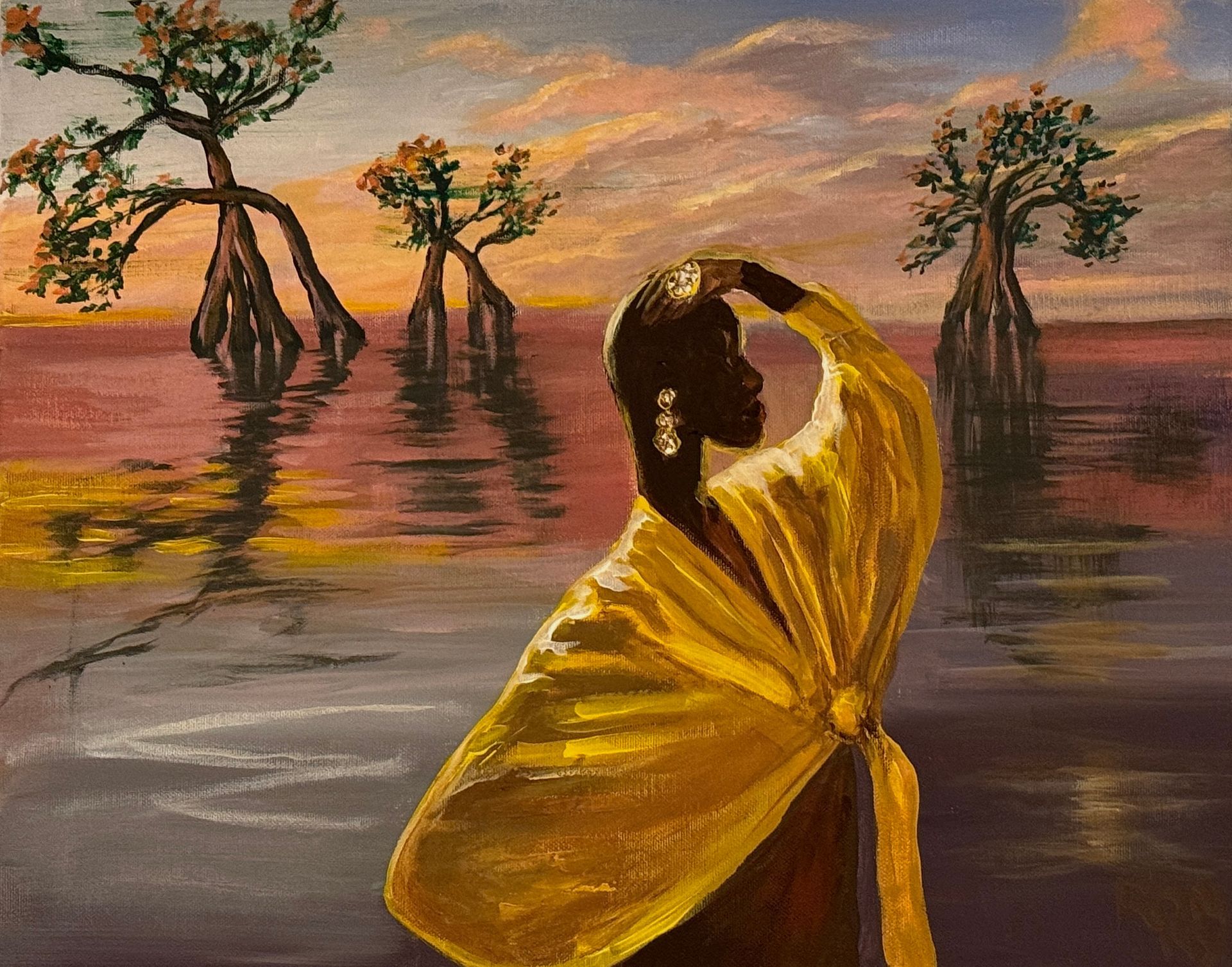 Een in goud gehulde figuur in een moeras bij zonsondergang, met mangrovebomen die weerspiegeld worden in het kalme water.