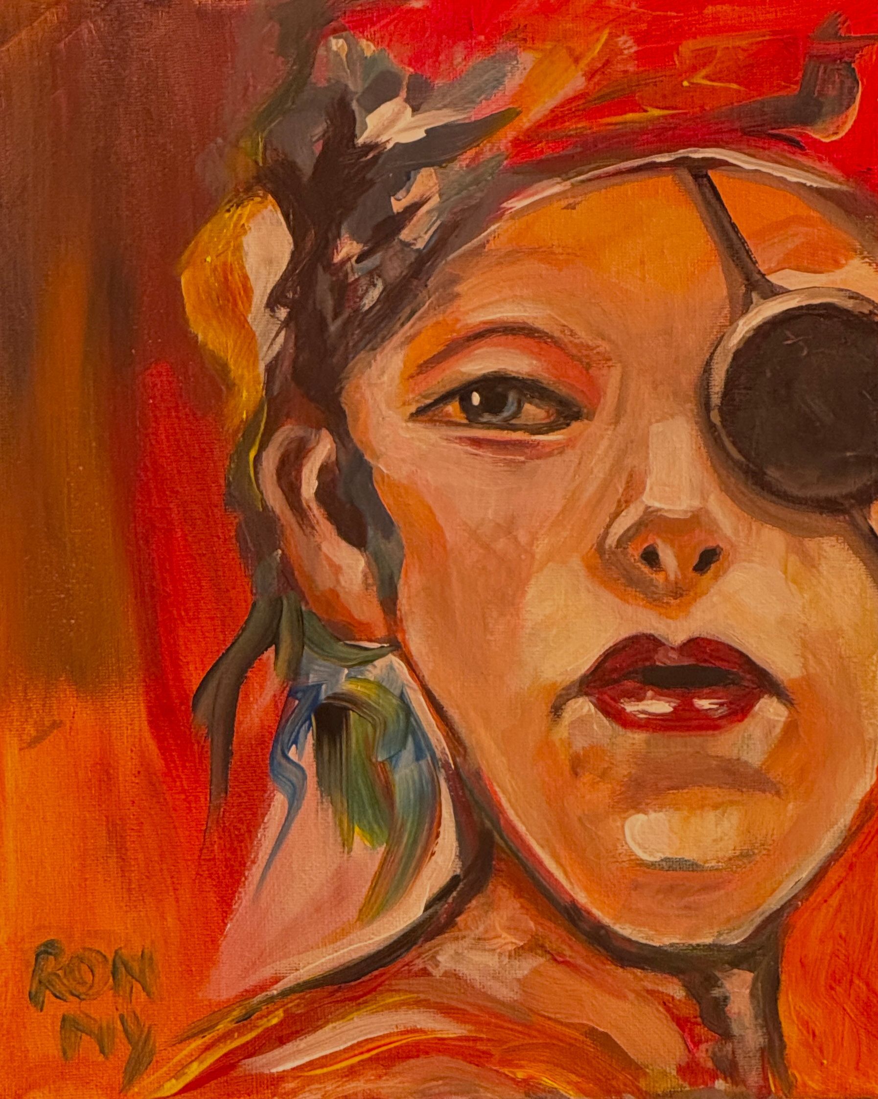 Abstract portret van een persoon met een ooglapje, rode lippen en een warme oranje-rode achtergrond.
