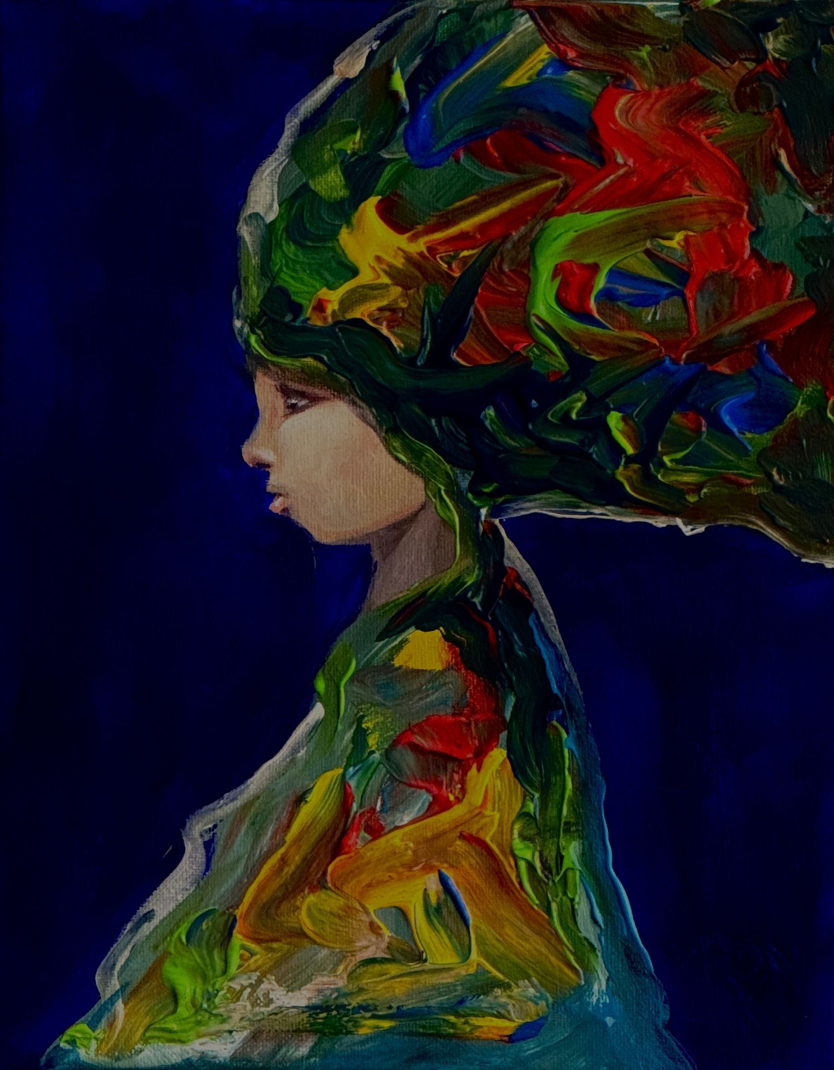 Zijprofielportret van een figuur met een kleurrijke, wervelende bloemenhoofddoek tegen een donkerblauwe achtergrond.