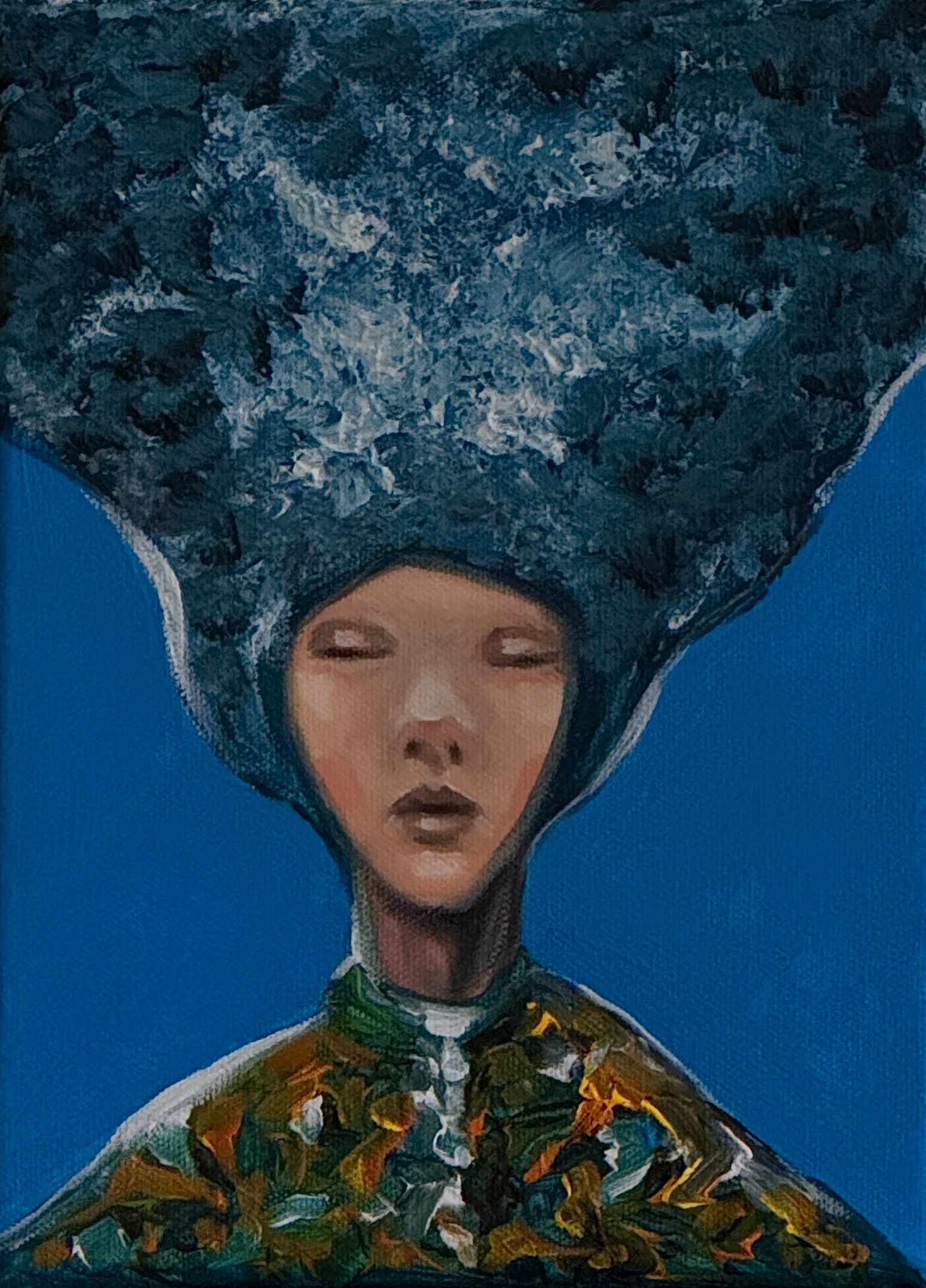 Abstract portret van een persoon met gesloten ogen, blauw, getextureerd haar en een top met bloemenprint op een blauwe achtergrond.
