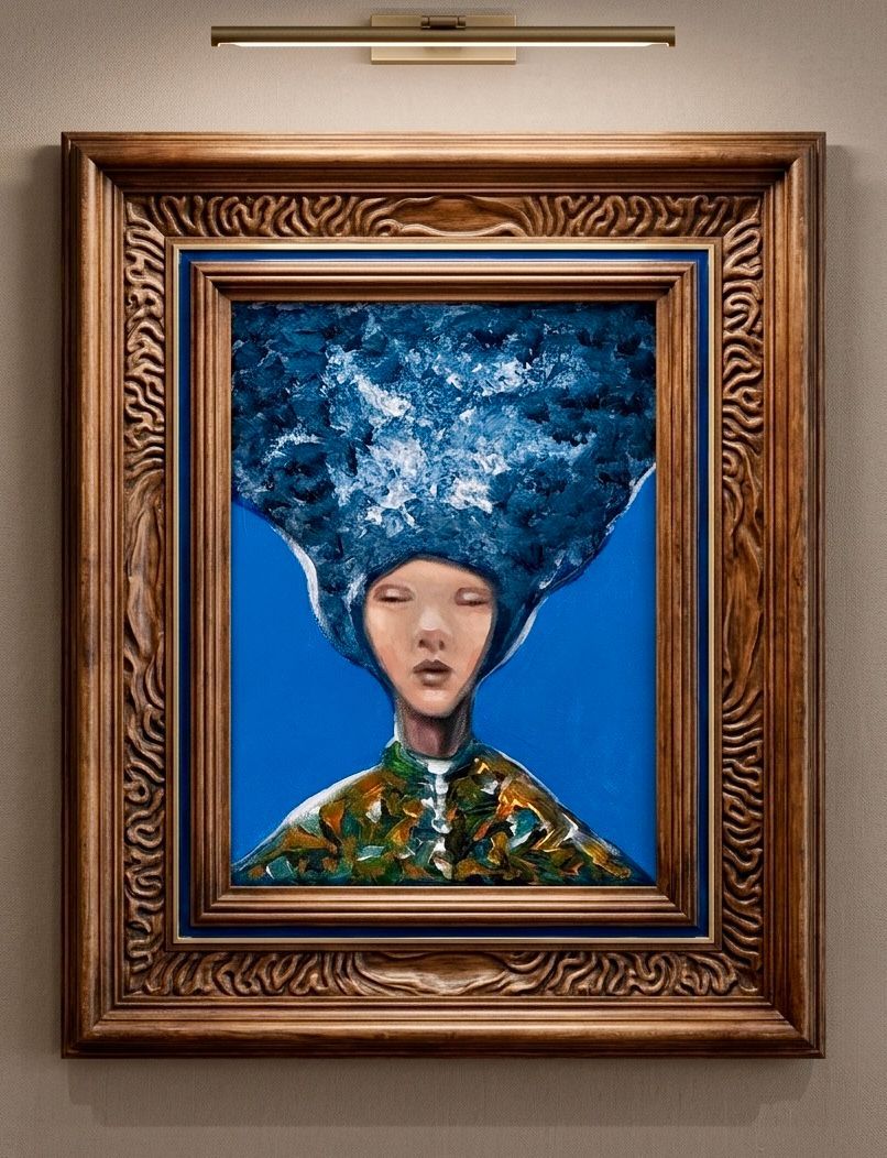 Ingelijst surrealistisch portret van een persoon met een blauwe, wolkachtige hoofdtooi tegen een blauwe achtergrond.