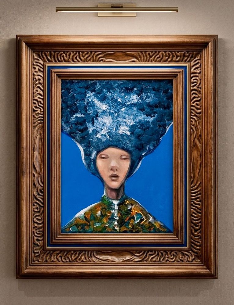 Ingelijst surrealistisch portret van een vrouw met een blauwe, wolkachtige hoofdtooi tegen een blauwe achtergrond.