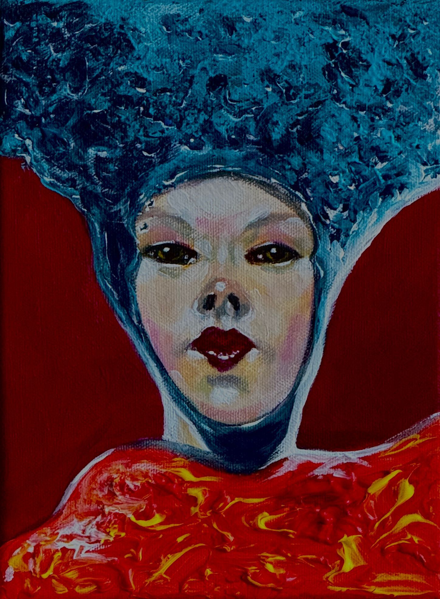 Abstract portret met blauw getextureerd haar, bleek gezicht, rode lippen en een rood patroon kledingstuk tegen een rode achtergrond.