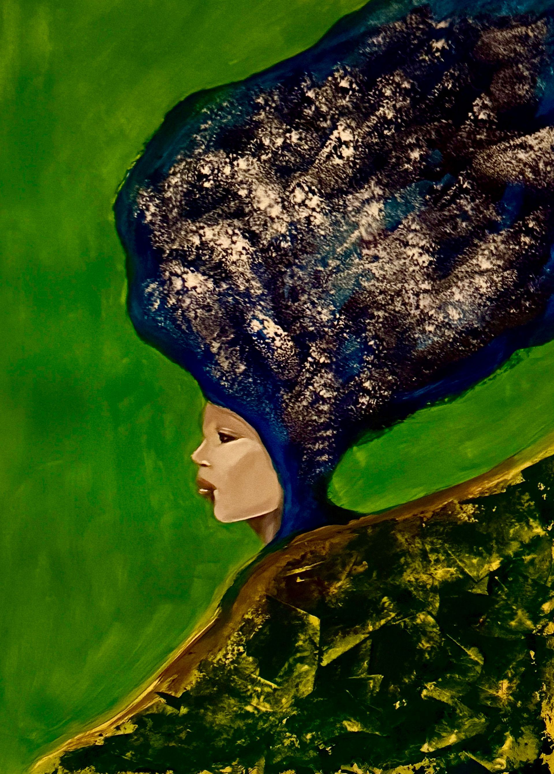 Profielportret van een vrouw met een blauwe capuchon en een grote, donkere, gestructureerde hoed tegen een groene achtergrond.