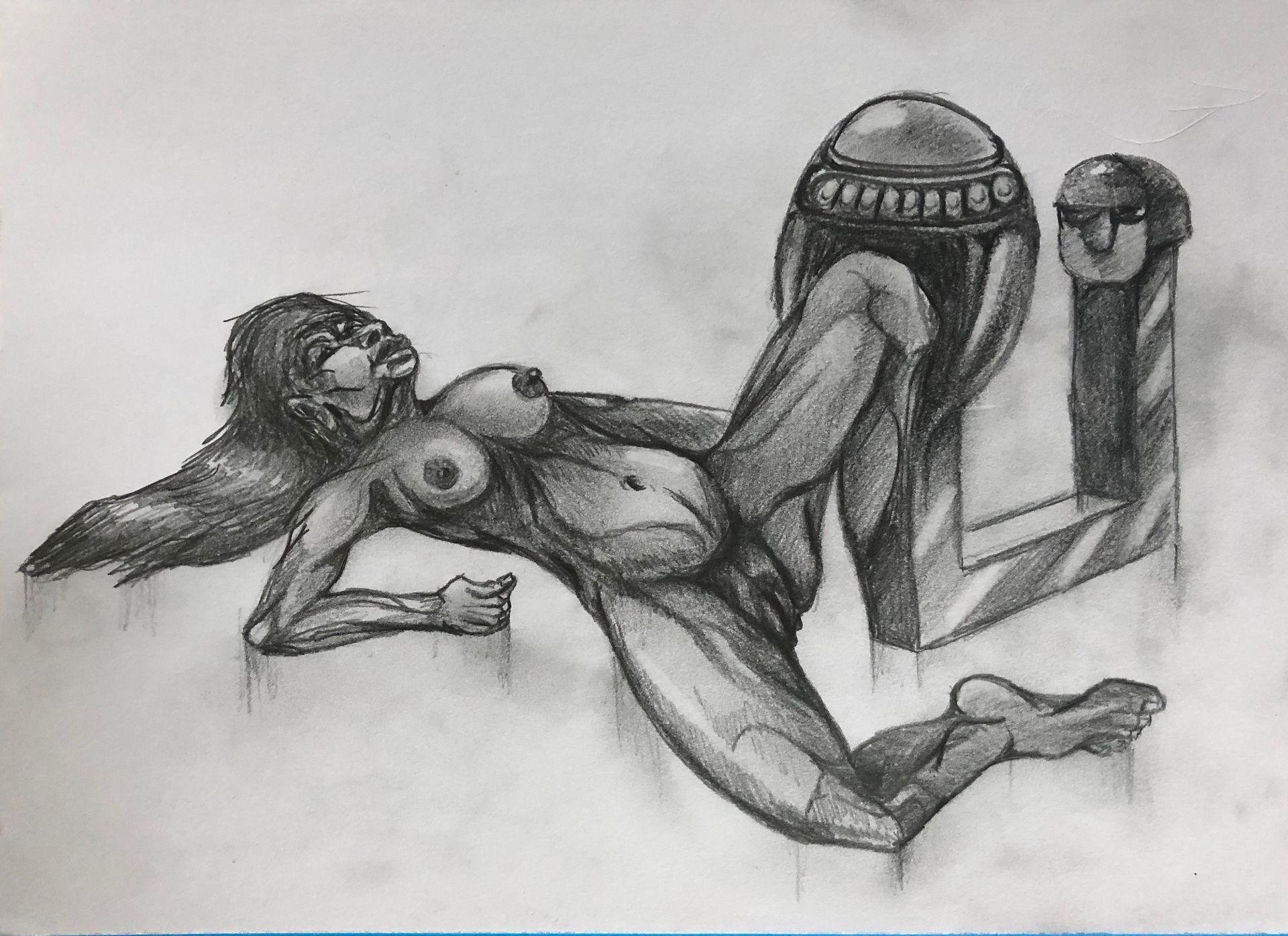 Potloodschets van een liggende figuur naast twee surrealistische, maskerachtige hoofden op een effen achtergrond.