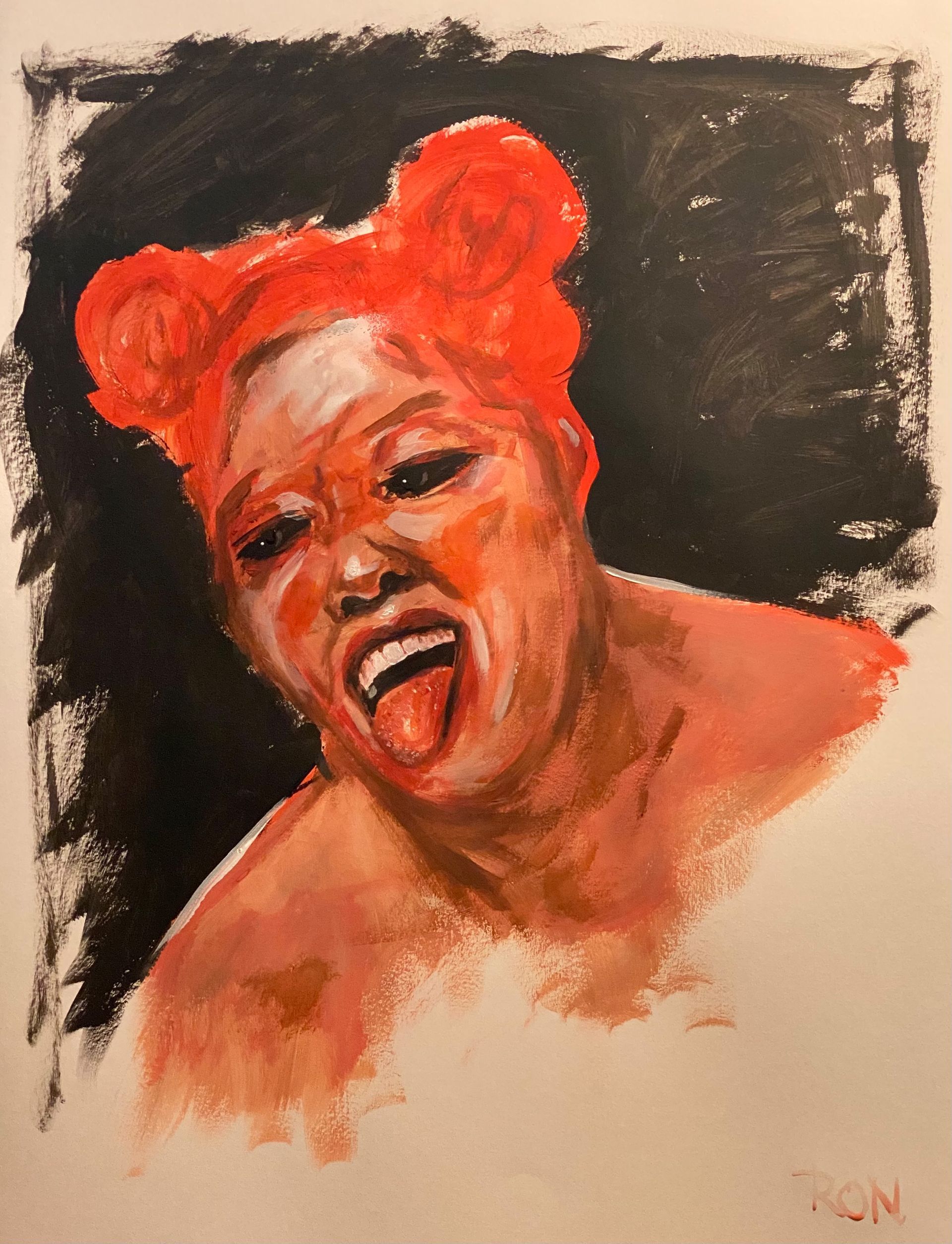 Expressief portret van een persoon met felrood haar tegen een donkere achtergrond, met open mond en uitgestoken tong.
