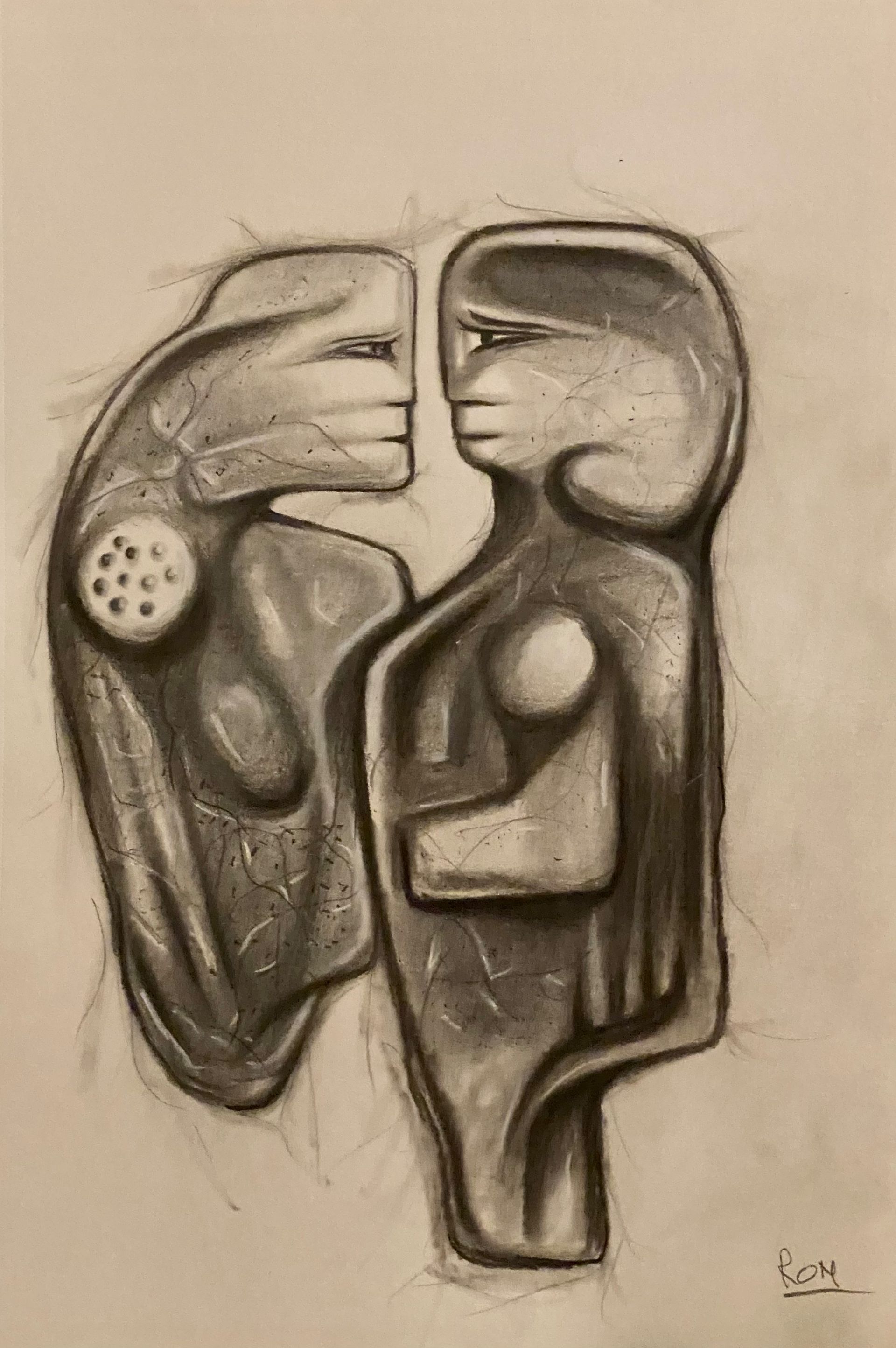 Abstracte houtskooltekening van twee gezichtsloze figuren die tegenover elkaar staan, gescheiden door een centrale verticale lijn.