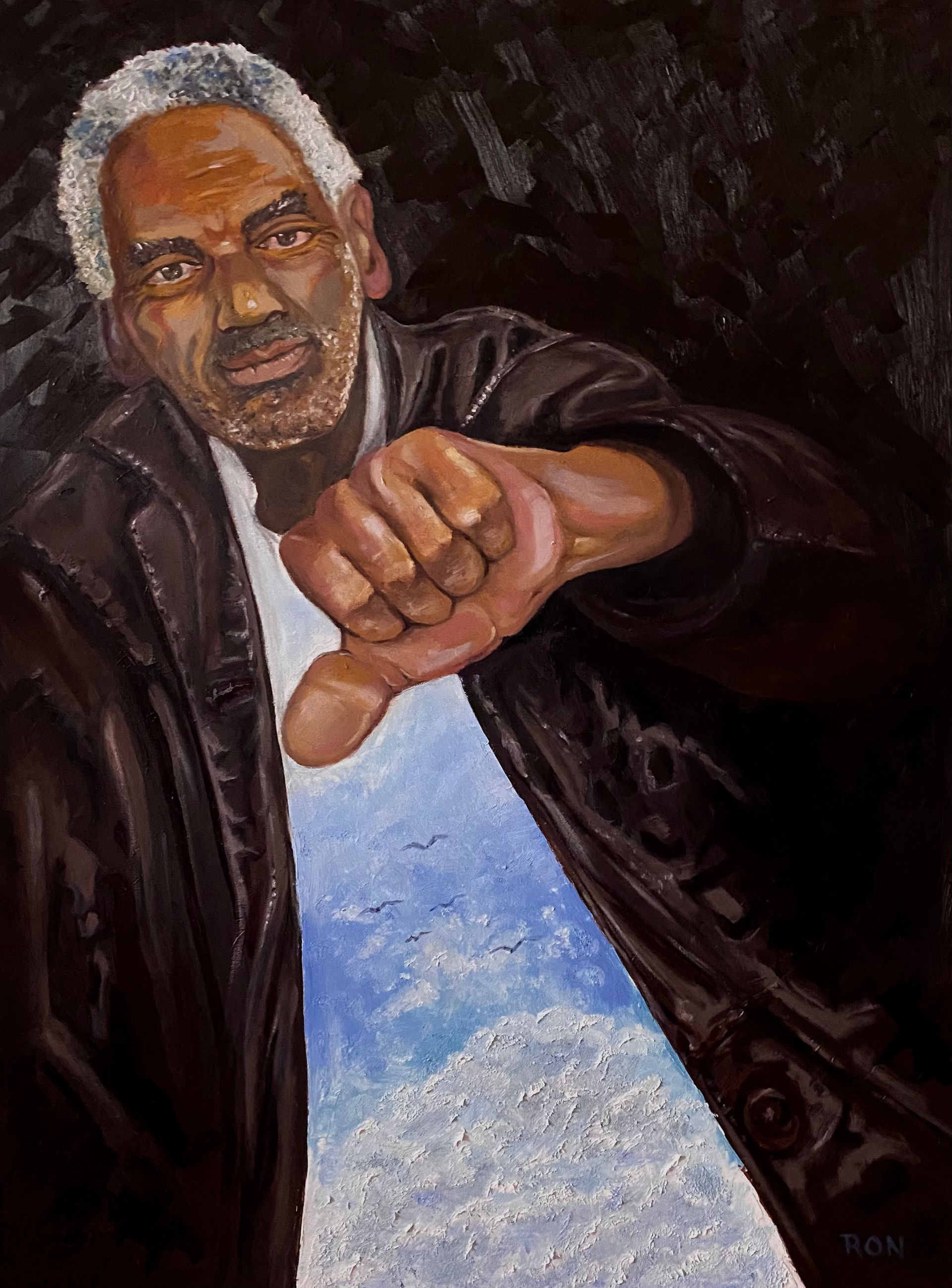 Portret van een man in een donkere jas, voorovergebogen met een uitgestrekte vuist tegen een blauwe, gestructureerde achtergrond.