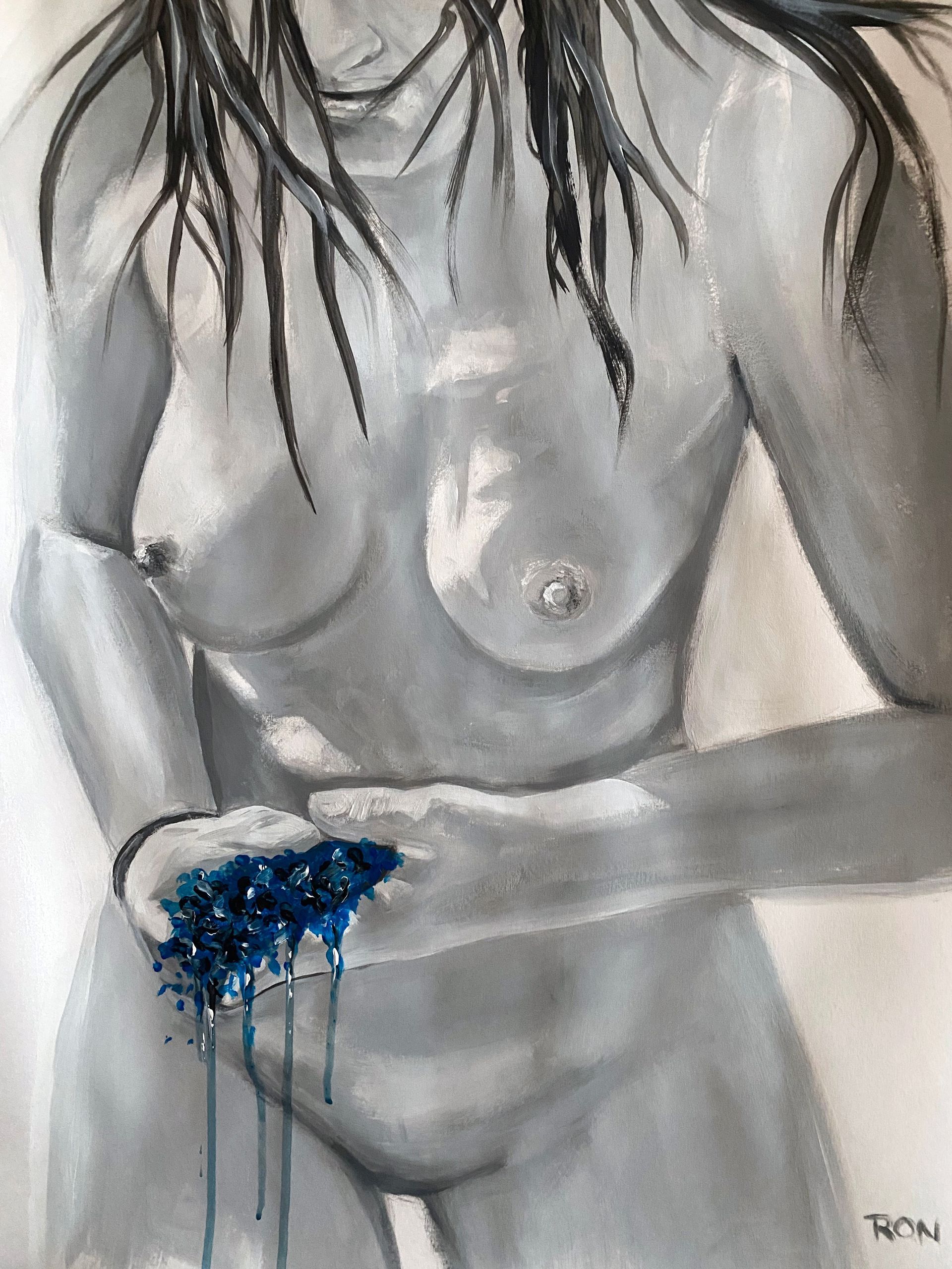 Een in grijstinten geschilderd torso met donker haar en een abstracte blauwe vorm boven de onderbuik.