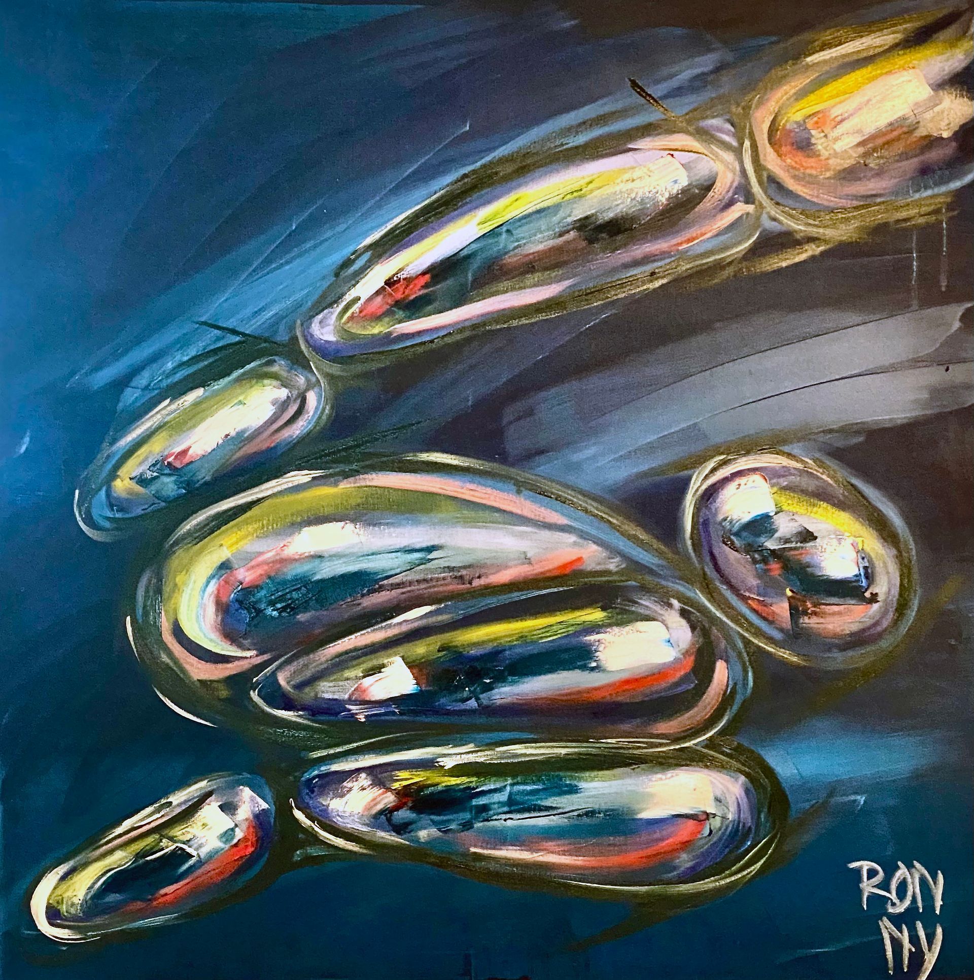 Abstracte schildering van kleurrijke metallic vlekken op een blauwe achtergrond