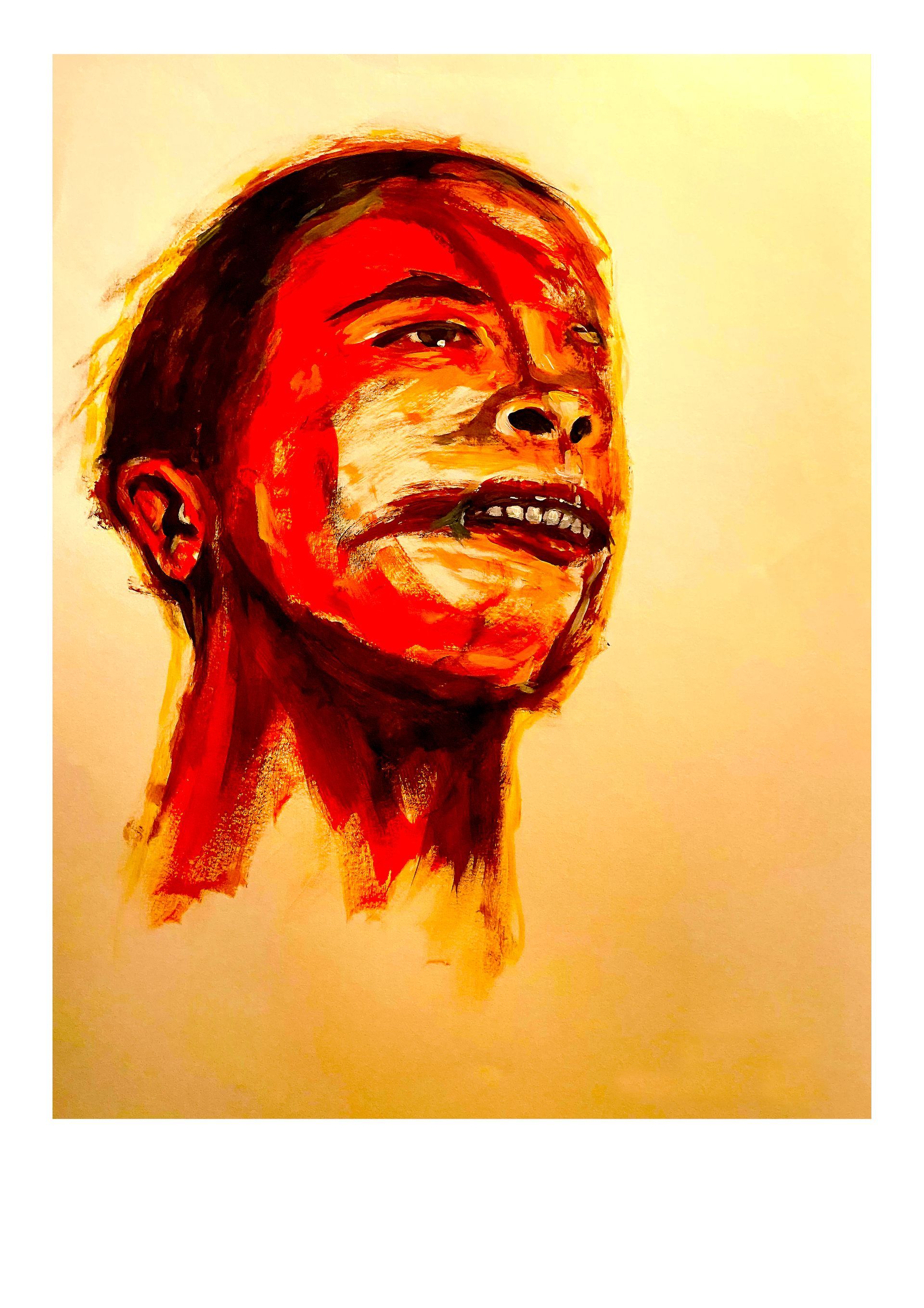 Een roodgetint geschilderd portret van een lachend gezicht dat naar boven kijkt, tegen een gele achtergrond.
