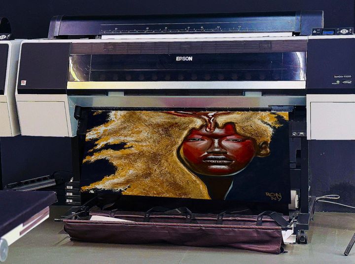 Grote printer die een levendig portret met een rood gezicht en gouden haar op glanzend papier afdrukt