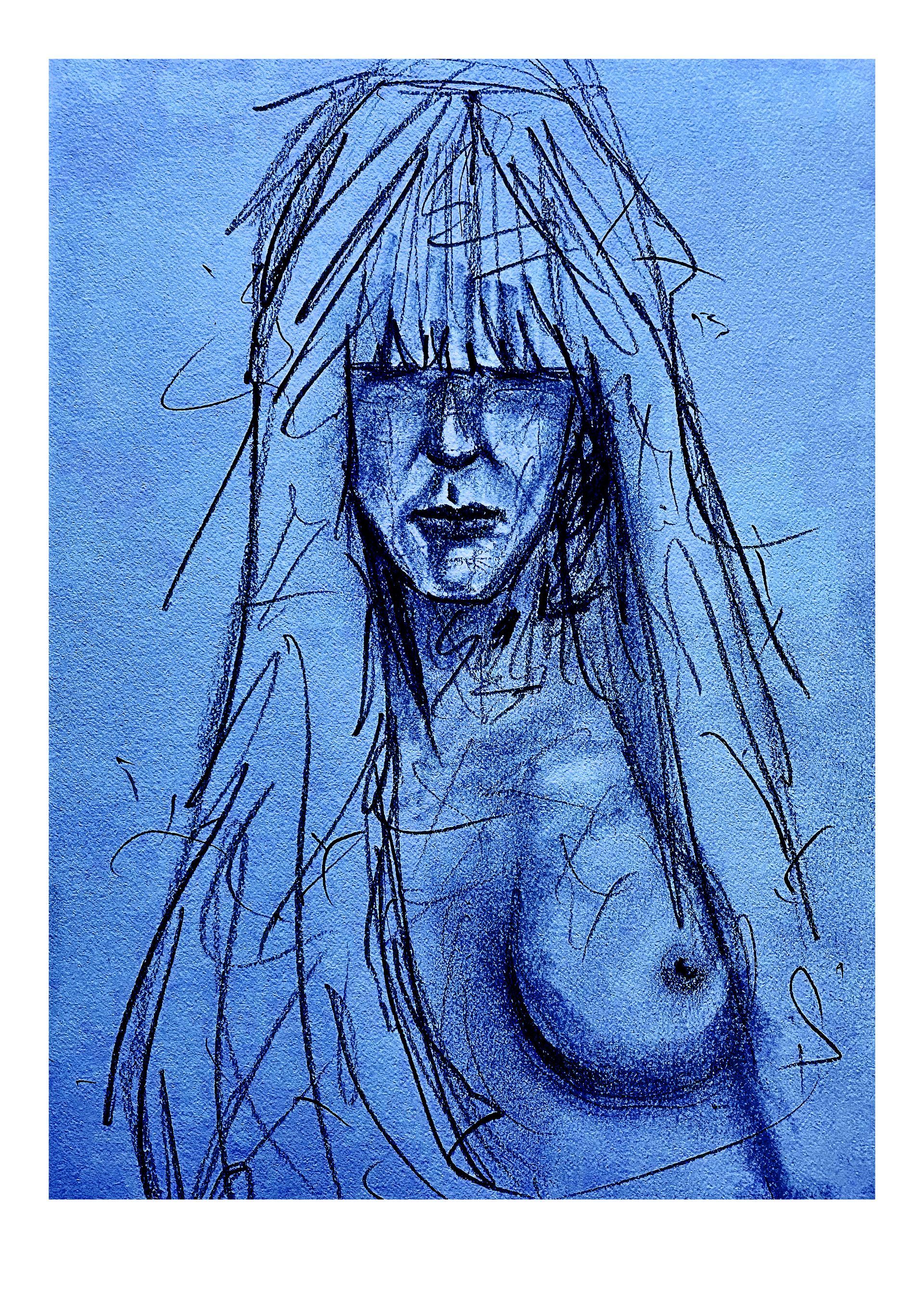 Blauwe schets van het gezicht en bovenlichaam van een persoon met lang haar, getekend met donkere lijnen op een gestructureerde blauwe achtergrond.
