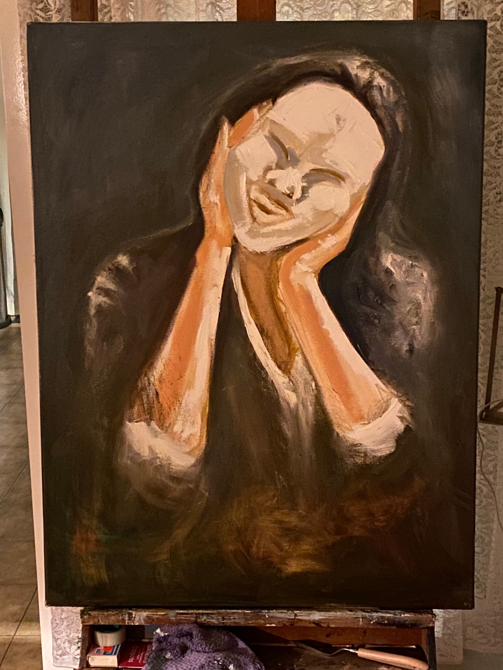Abstract schilderij van een persoon die zijn gezicht met beide handen bedekt tegen een donkere achtergrond.