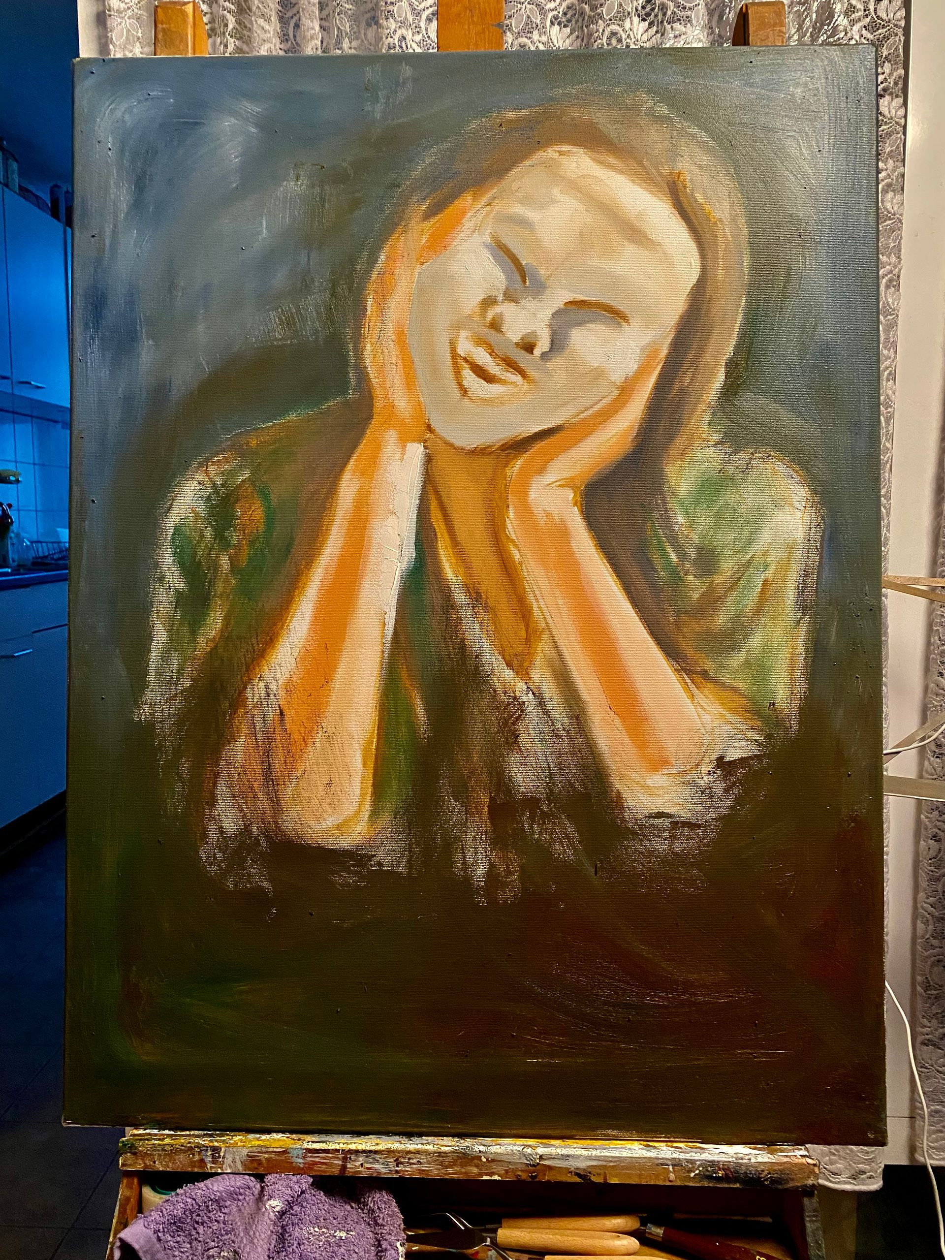 Abstract schilderij van een lachend gezicht met handen op de wangen, in warme oranje en blauwe tinten.