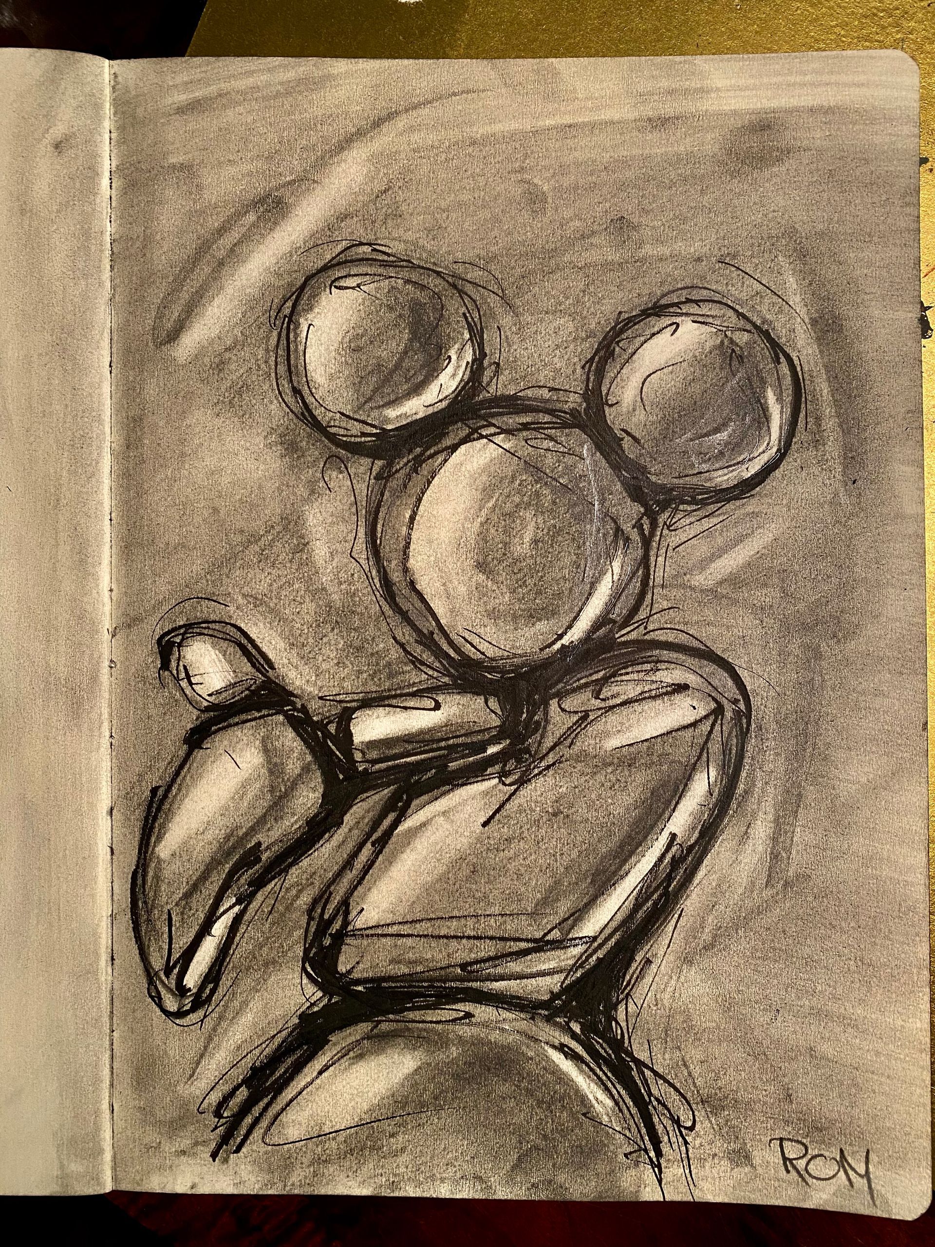 Houtskoolschets van een abstracte, Mickey Mouse-achtige figuur met ronde oren en gebogen armen op gestructureerd papier.