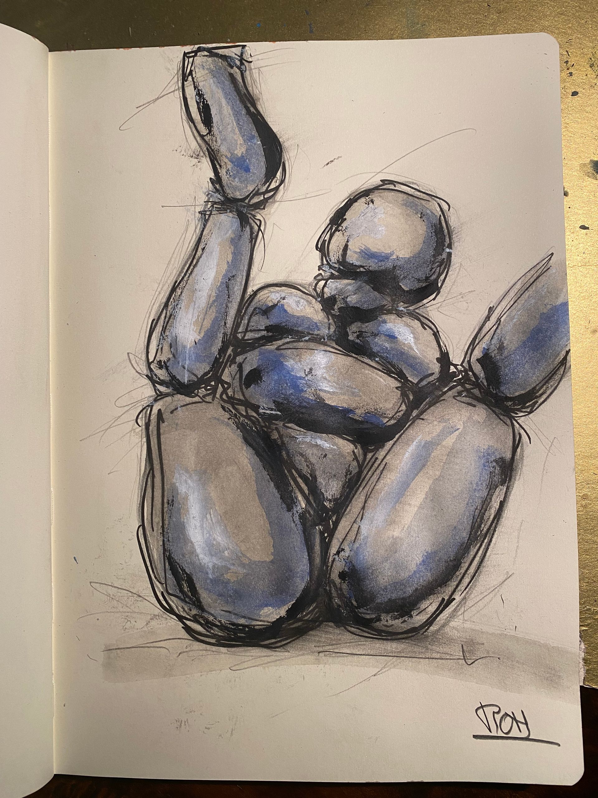 Blauwgrijze schets van een zittende robot met opgeheven armen in een schetsboek.