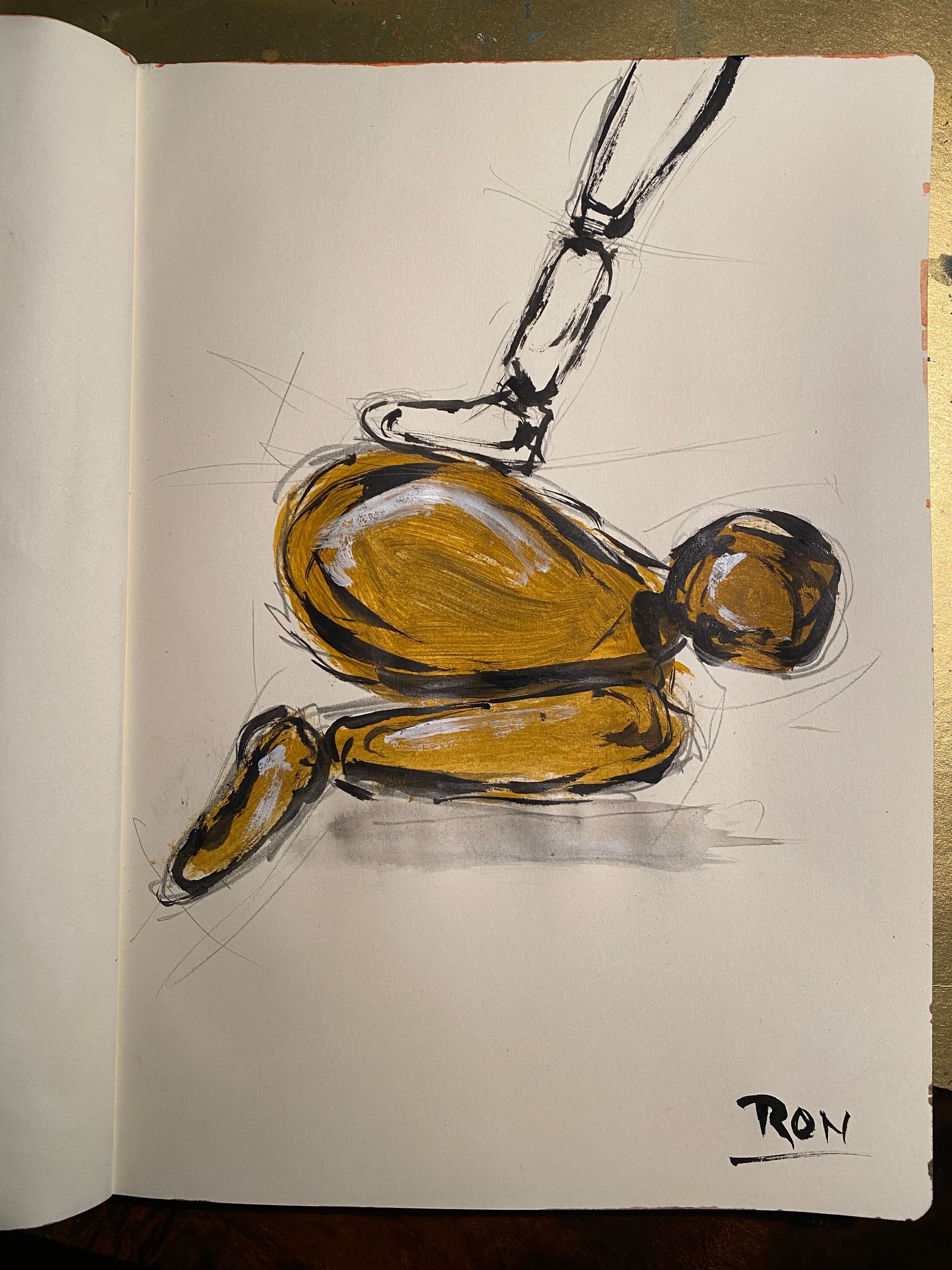 Schets van een gouden hondenhanger aan een koord, liggend op wit papier, gesigneerd met 