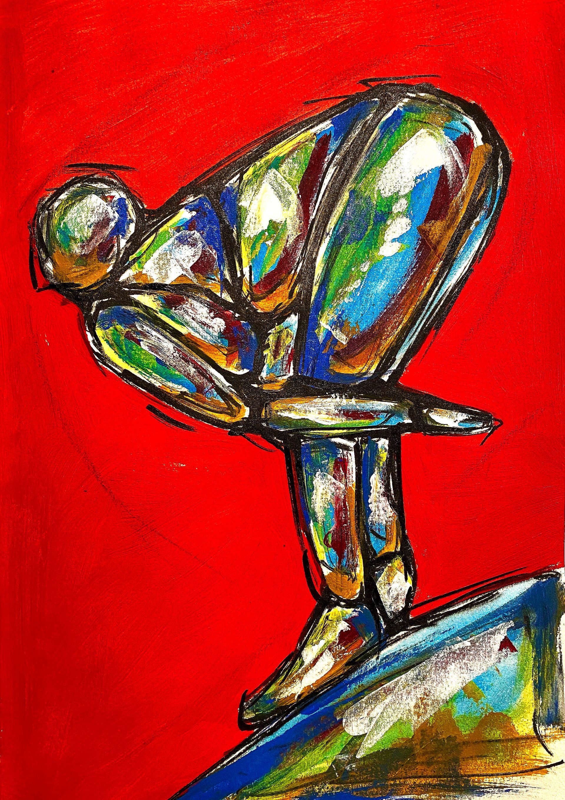 Abstracte metalen figuur op een felrode achtergrond, gehurkt of voorovergebogen op een sokkel.