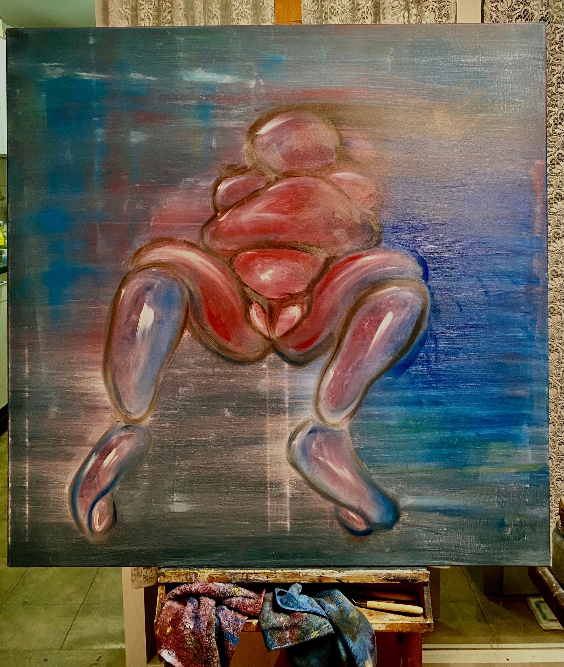 Abstract schilderij van een zittende figuur in rood en blauw op een blauwgrijze, gestructureerde achtergrond.