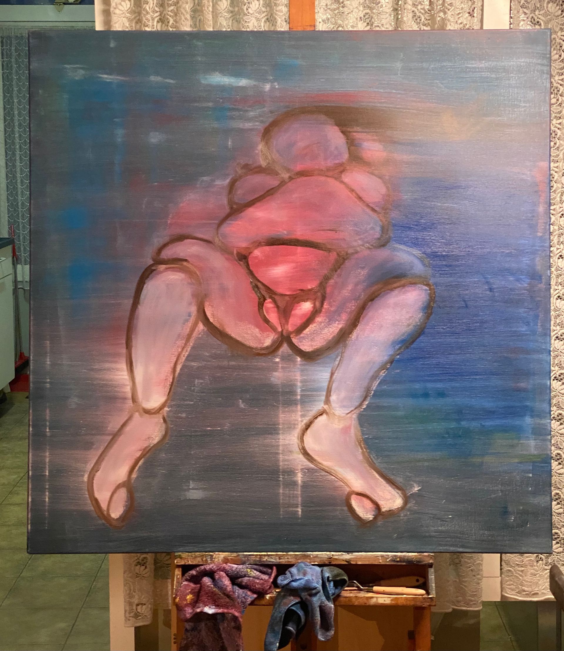 Abstracte roze figuur op een blauw canvas met gebogen benen en rode vormen in het midden.