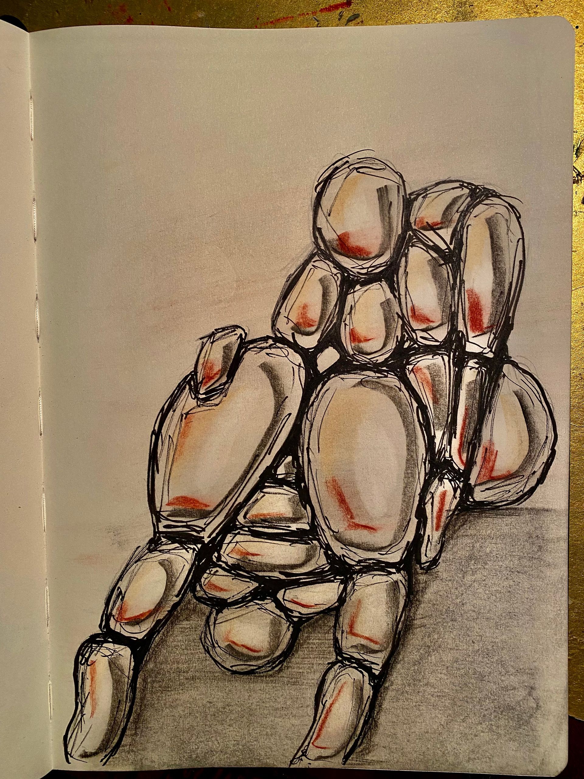Abstracte schets van een houten mannequinhand in zwart en rood potlood op beige papier.